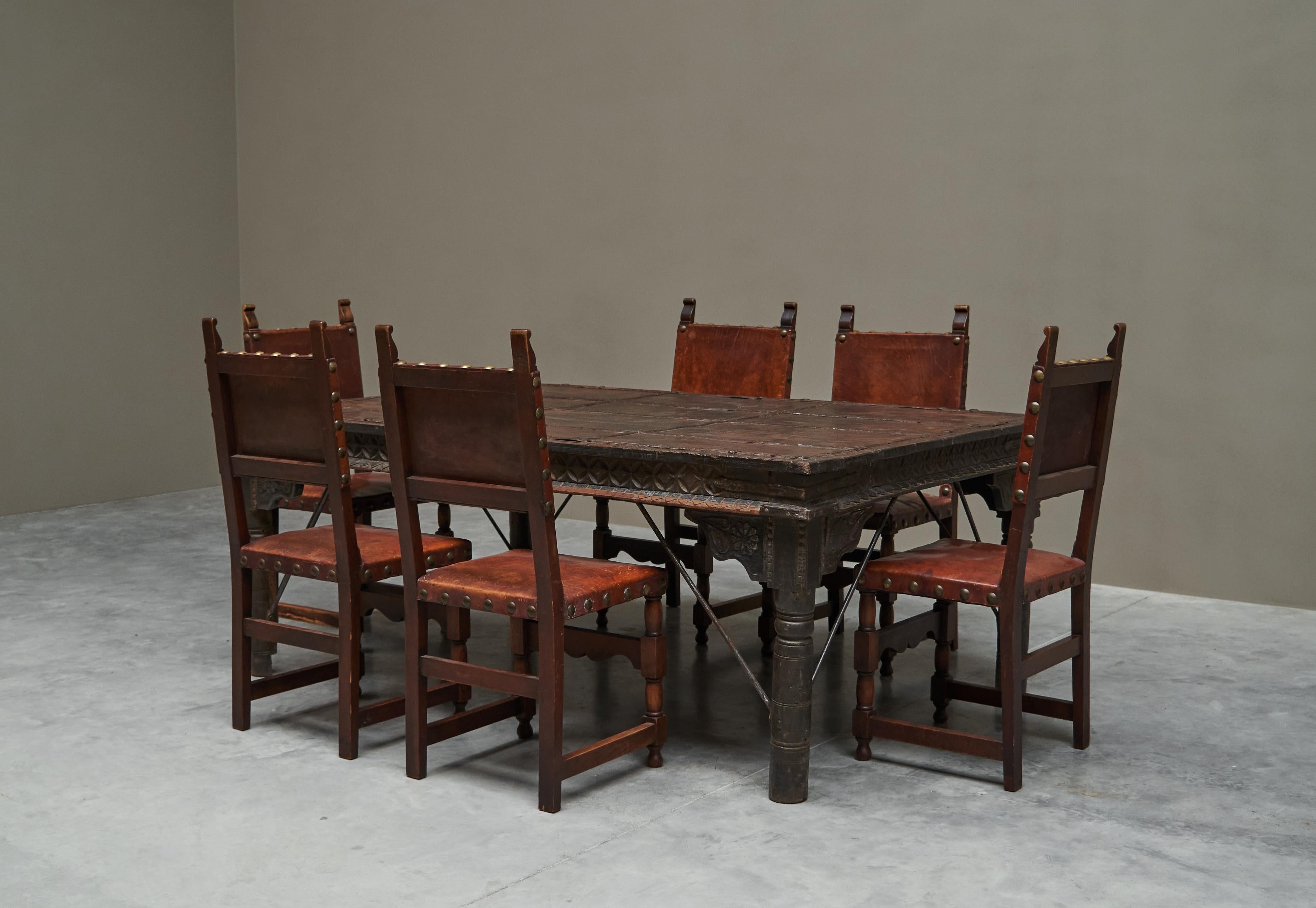 Ensemble de tables à manger anciennes Rajasthan à porte de cour avec 6 chaises espagnoles en vente 5