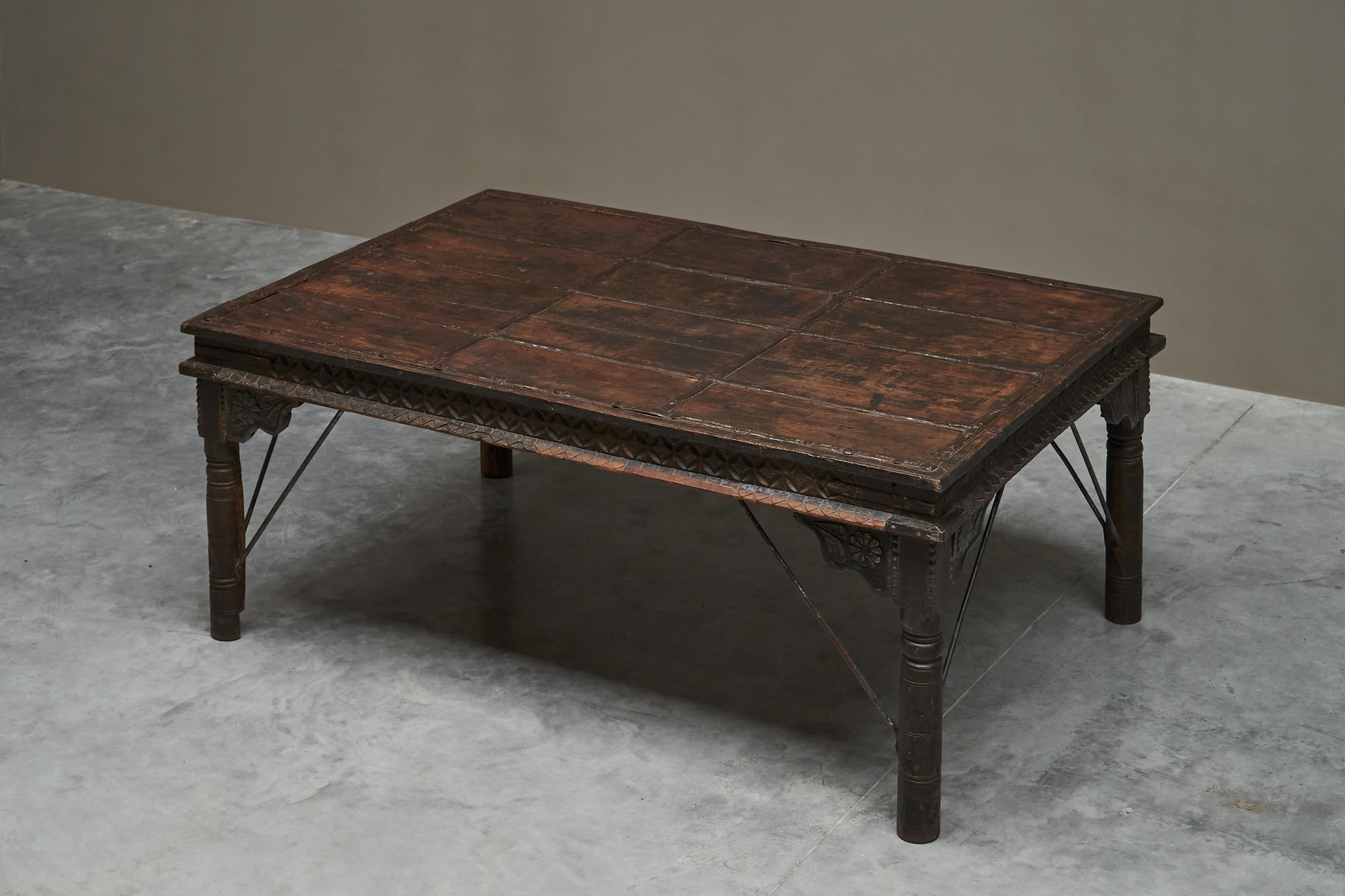 Ensemble de tables à manger anciennes Rajasthan à porte de cour avec 6 chaises espagnoles en vente 6