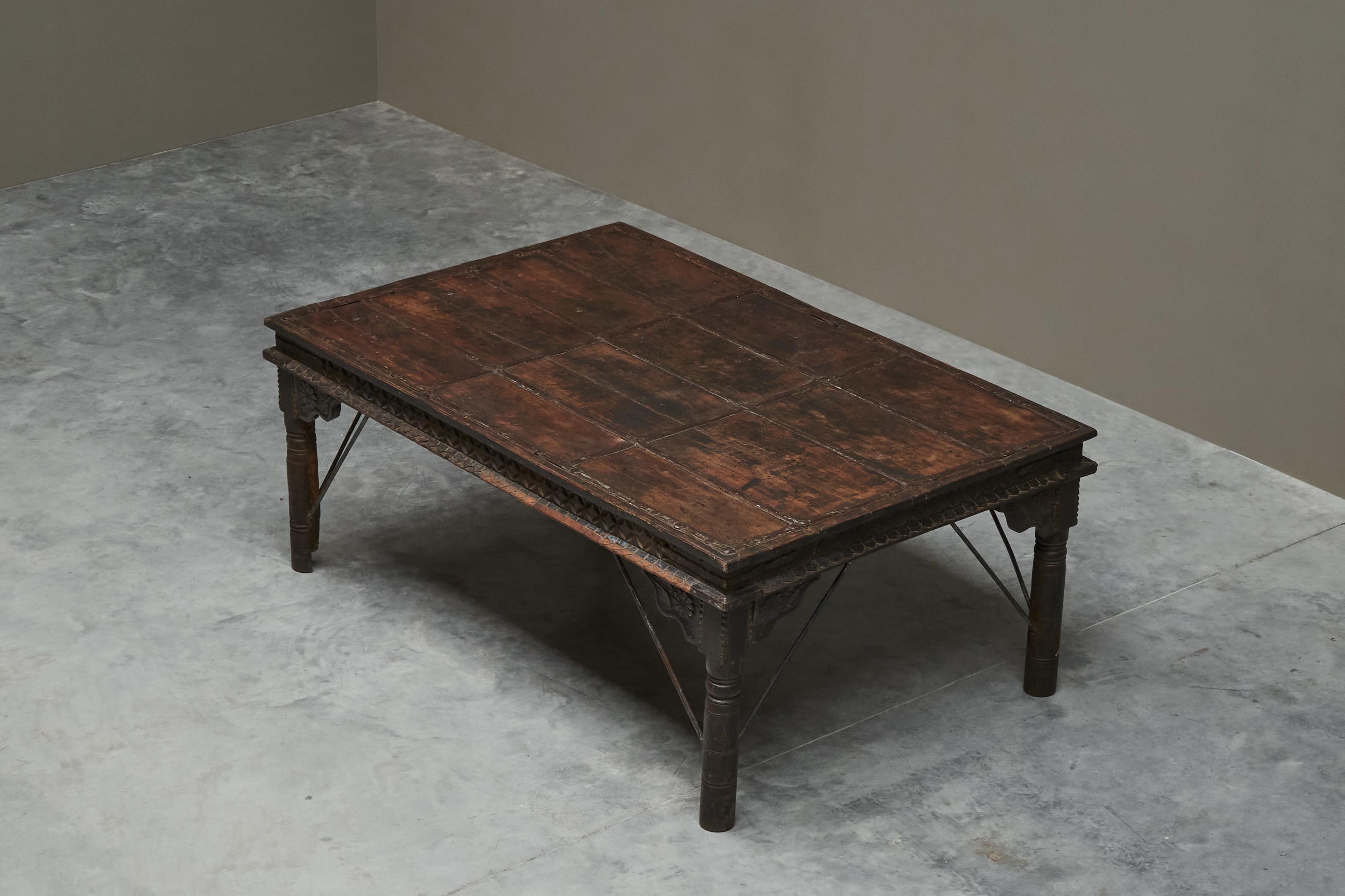 Ensemble de tables à manger anciennes Rajasthan à porte de cour avec 6 chaises espagnoles en vente 7