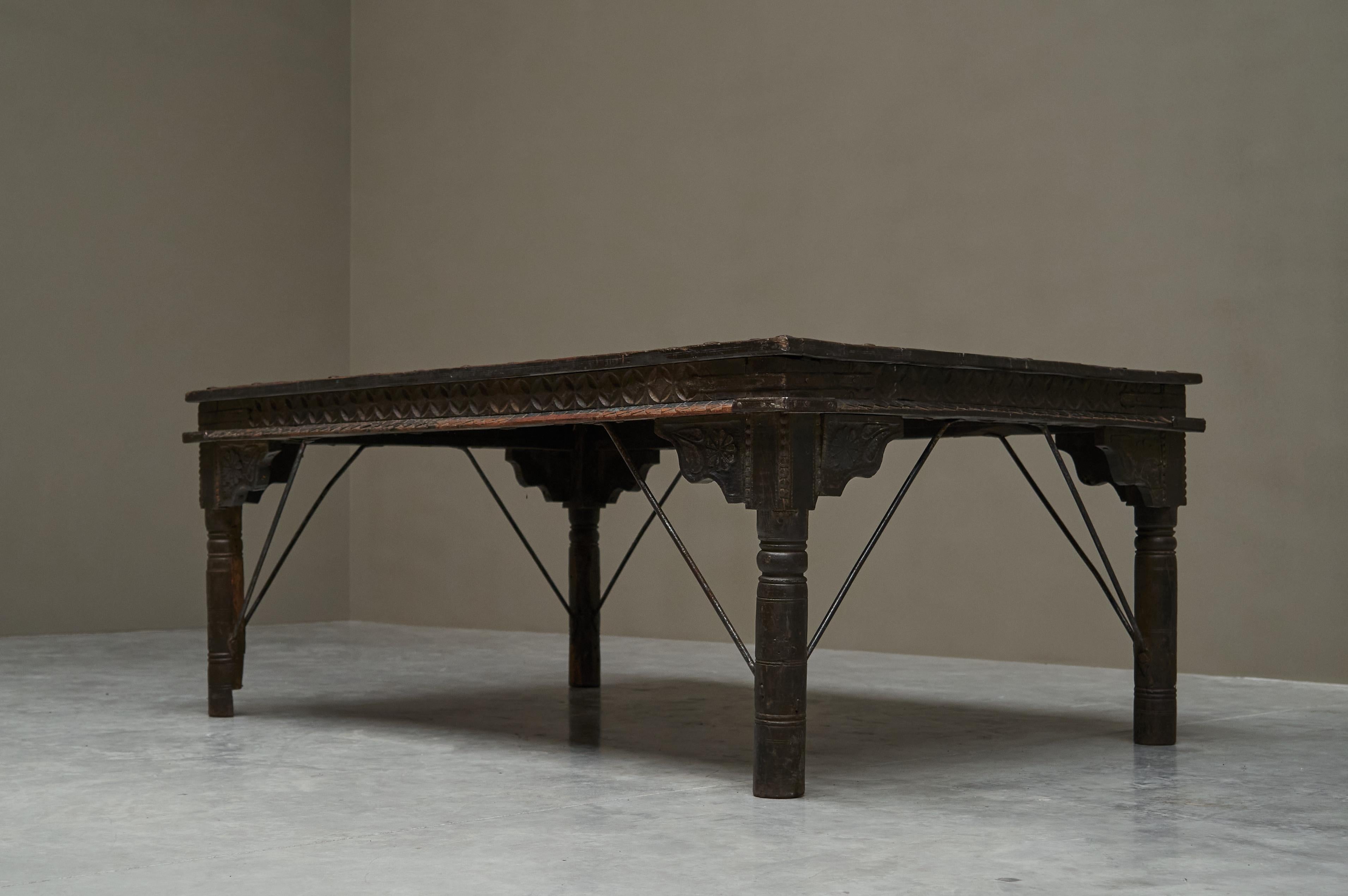 Ensemble de tables à manger anciennes Rajasthan à porte de cour avec 6 chaises espagnoles en vente 8
