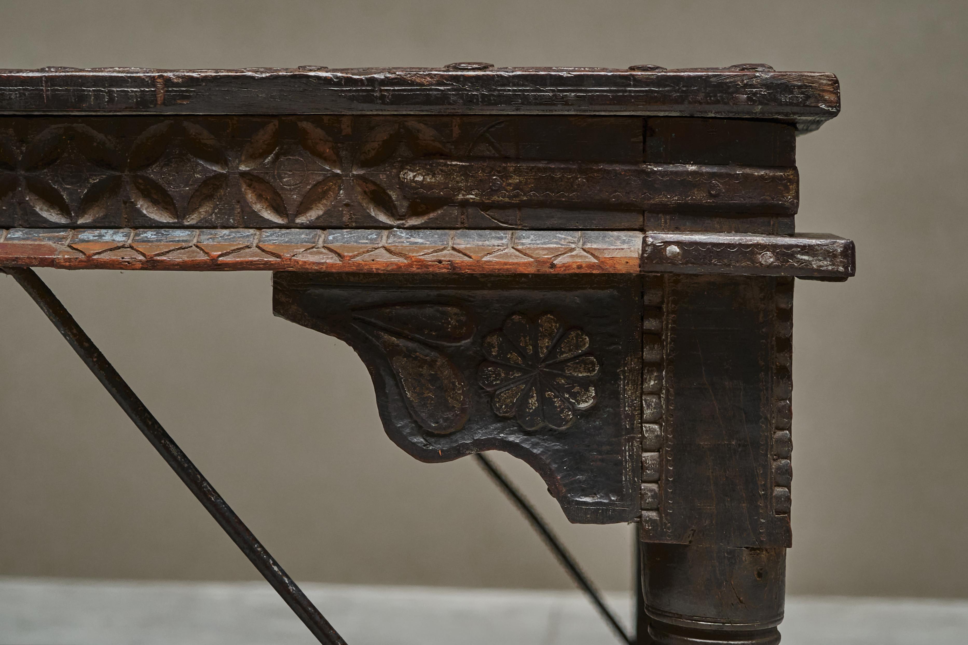 Ensemble de tables à manger anciennes Rajasthan à porte de cour avec 6 chaises espagnoles en vente 9