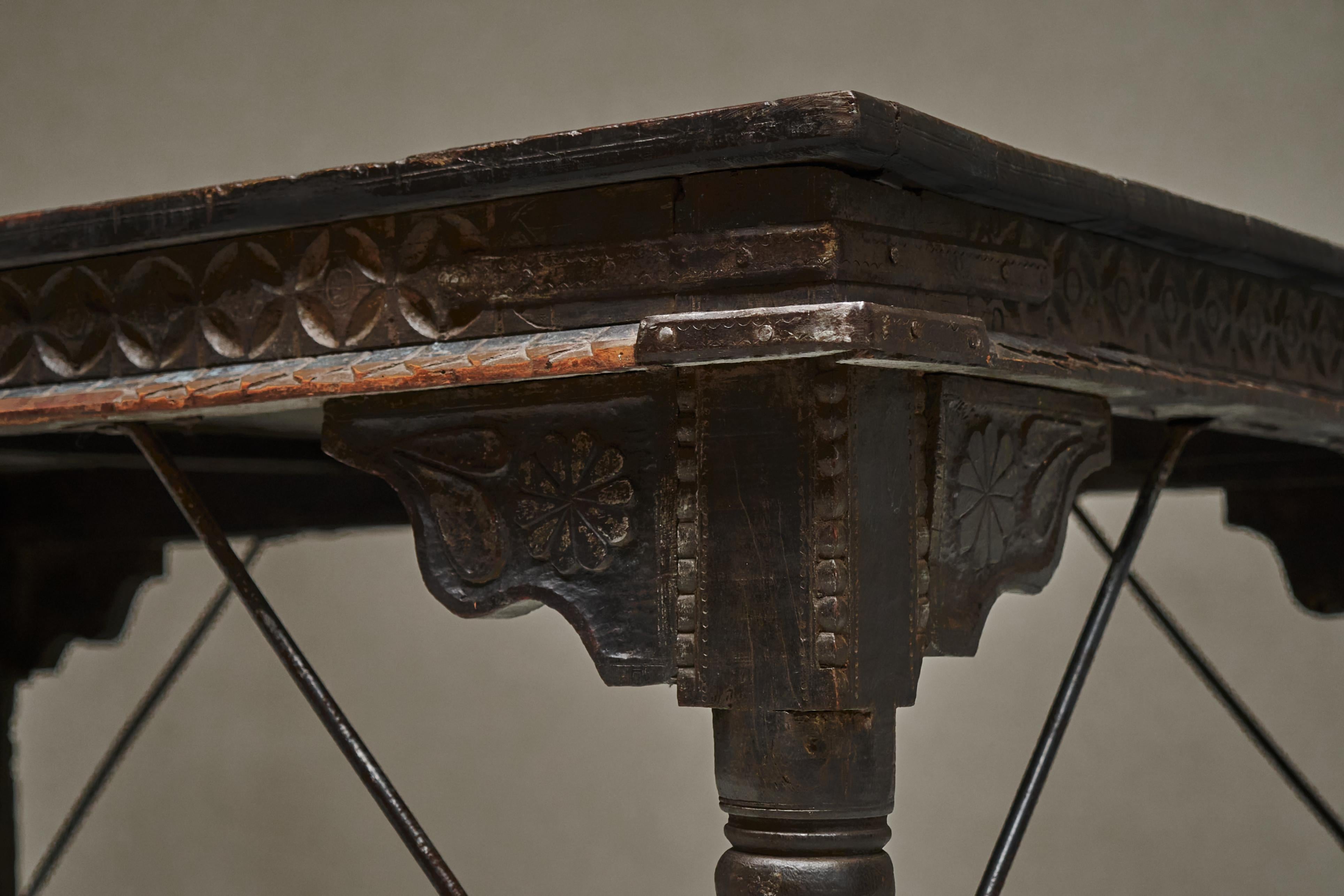 Ensemble de tables à manger anciennes Rajasthan à porte de cour avec 6 chaises espagnoles en vente 11