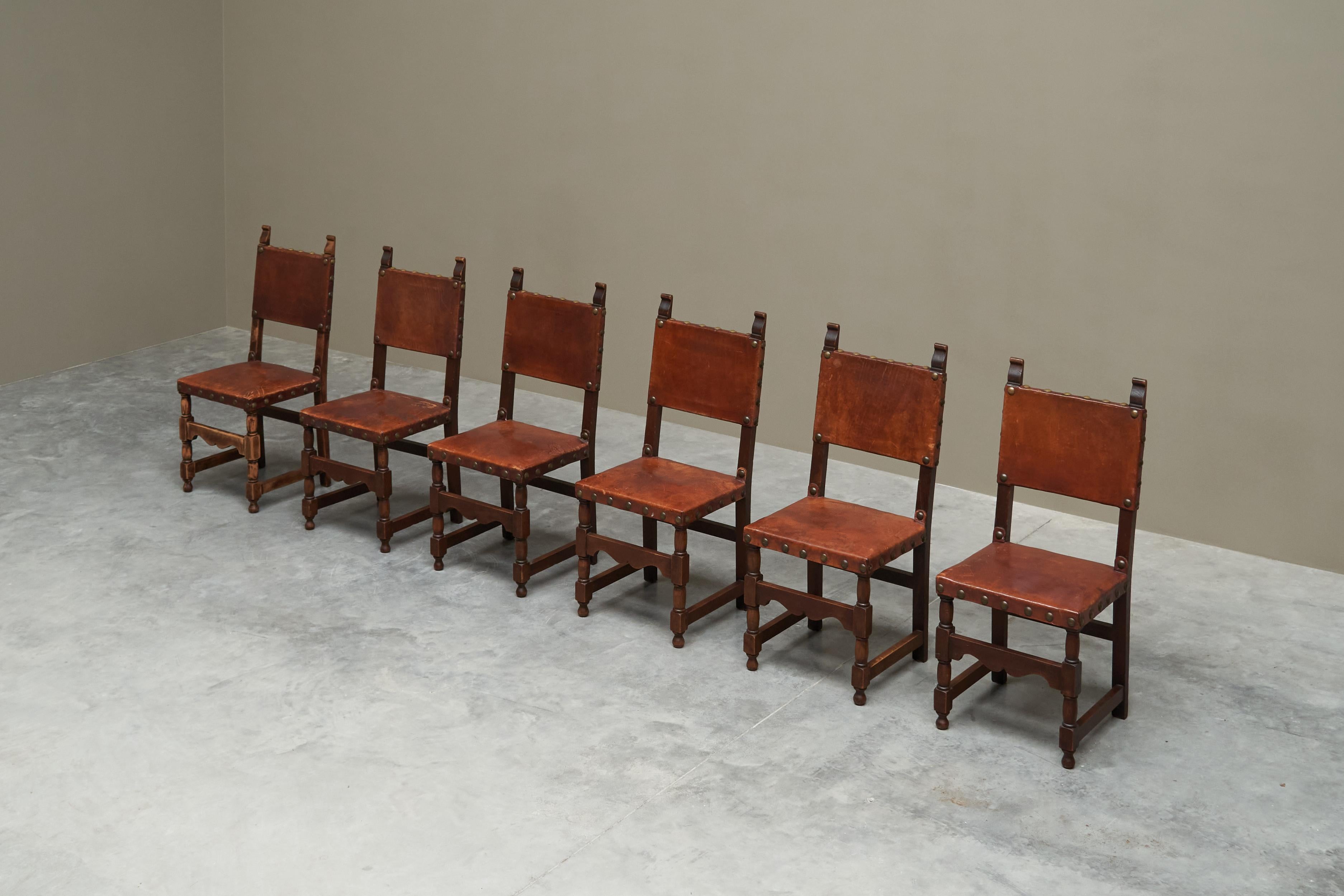 Ensemble de tables à manger anciennes Rajasthan à porte de cour avec 6 chaises espagnoles en vente 12