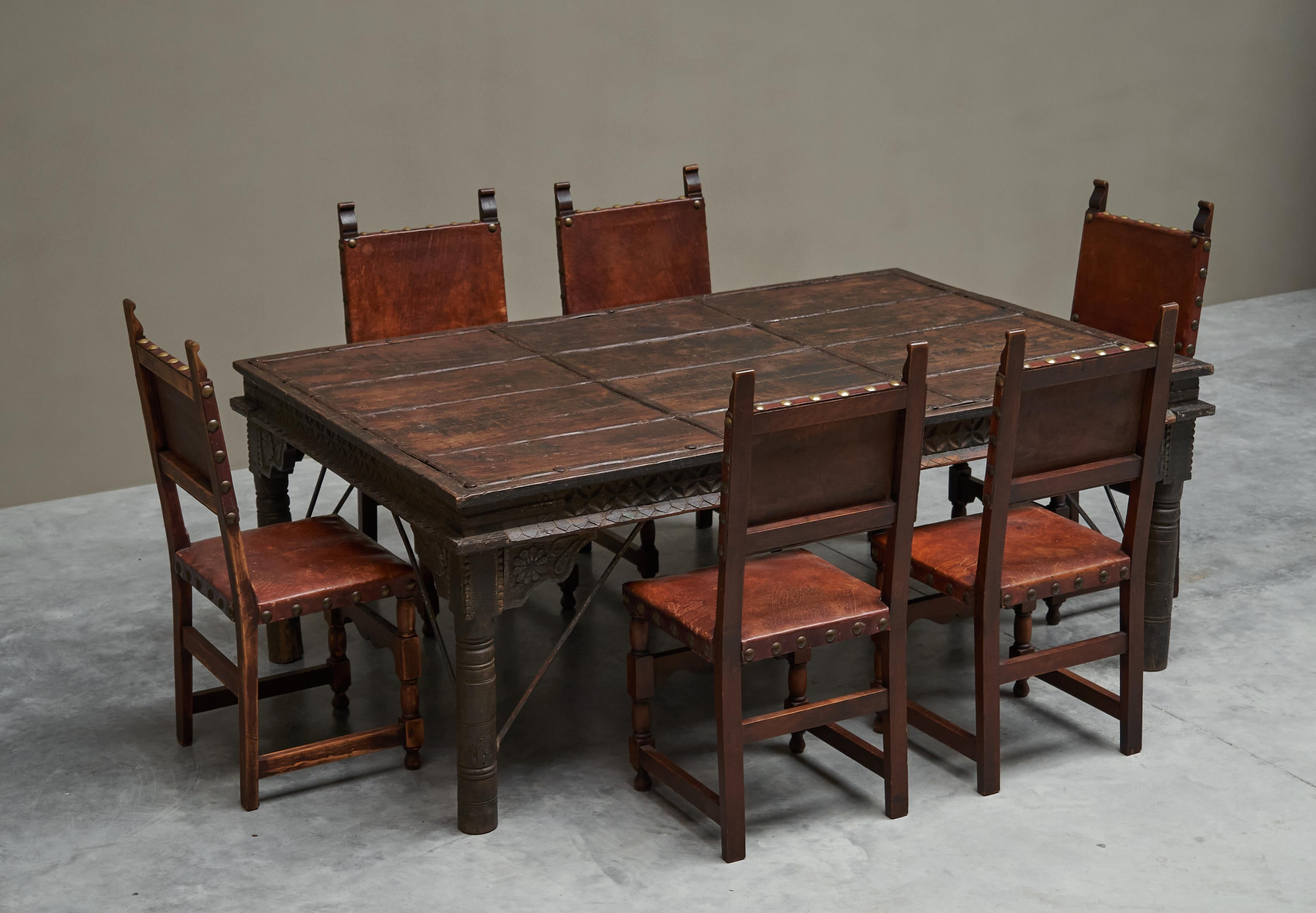 Brutalisme Ensemble de tables à manger anciennes Rajasthan à porte de cour avec 6 chaises espagnoles en vente