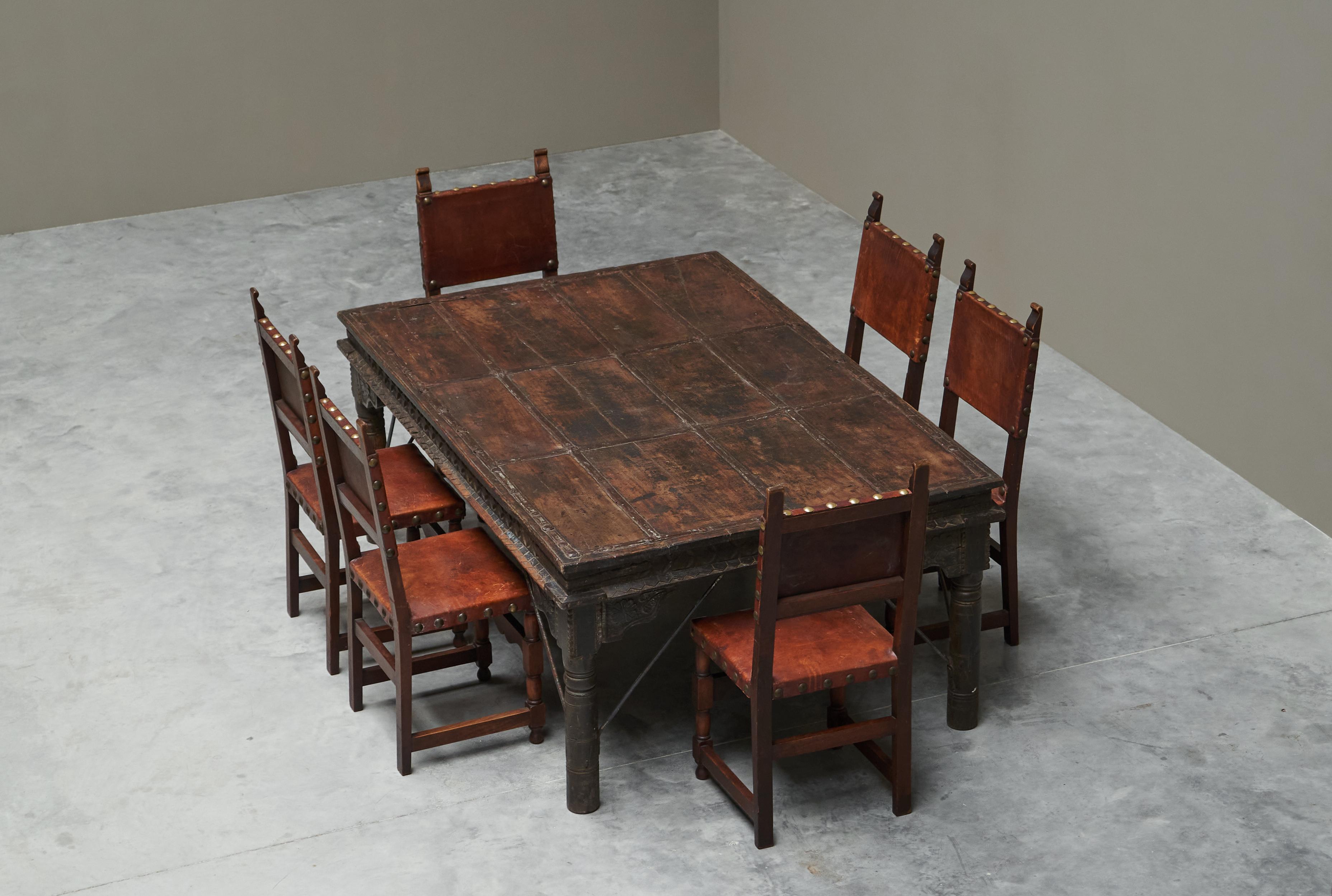 Ensemble de tables à manger anciennes Rajasthan à porte de cour avec 6 chaises espagnoles Bon état - En vente à Meer, VAN