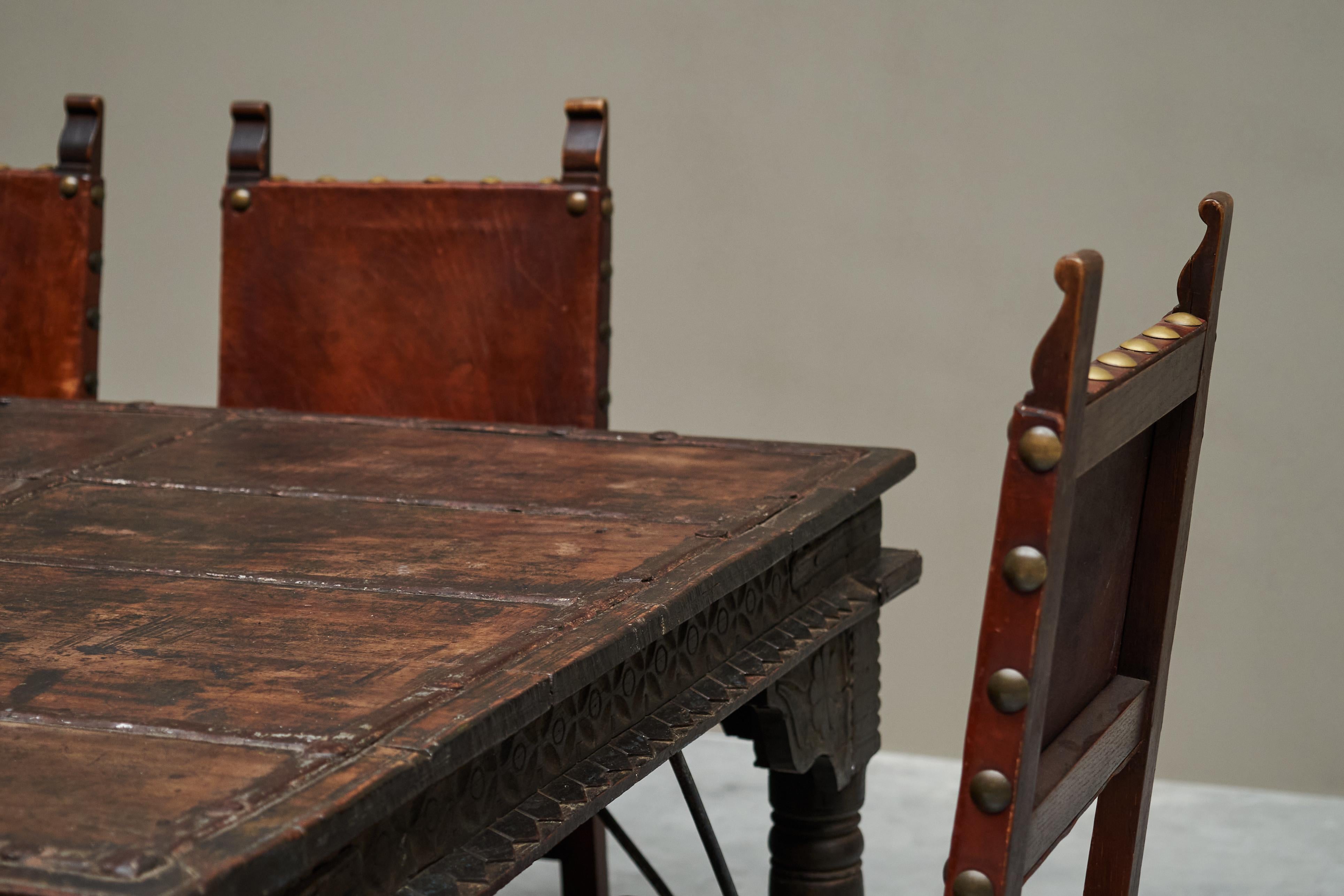 20ième siècle Ensemble de tables à manger anciennes Rajasthan à porte de cour avec 6 chaises espagnoles en vente