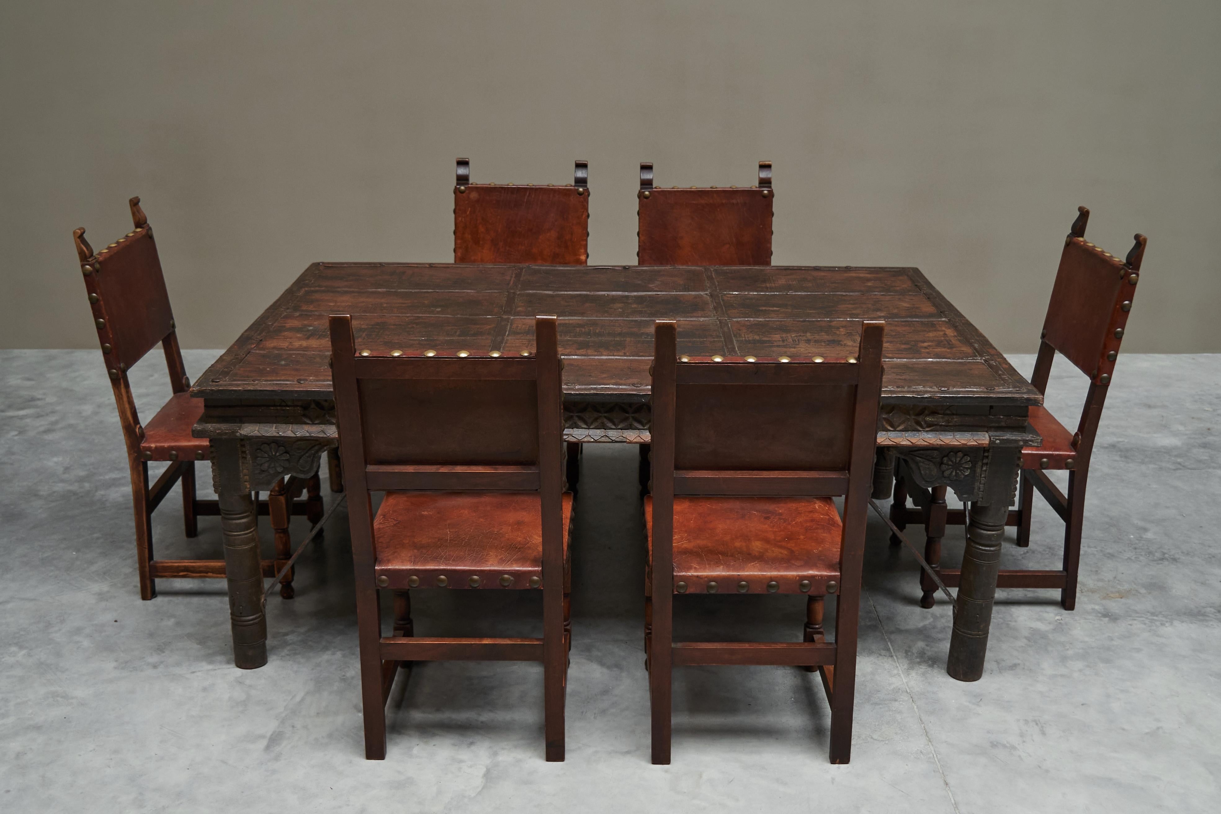 Métal Ensemble de tables à manger anciennes Rajasthan à porte de cour avec 6 chaises espagnoles en vente