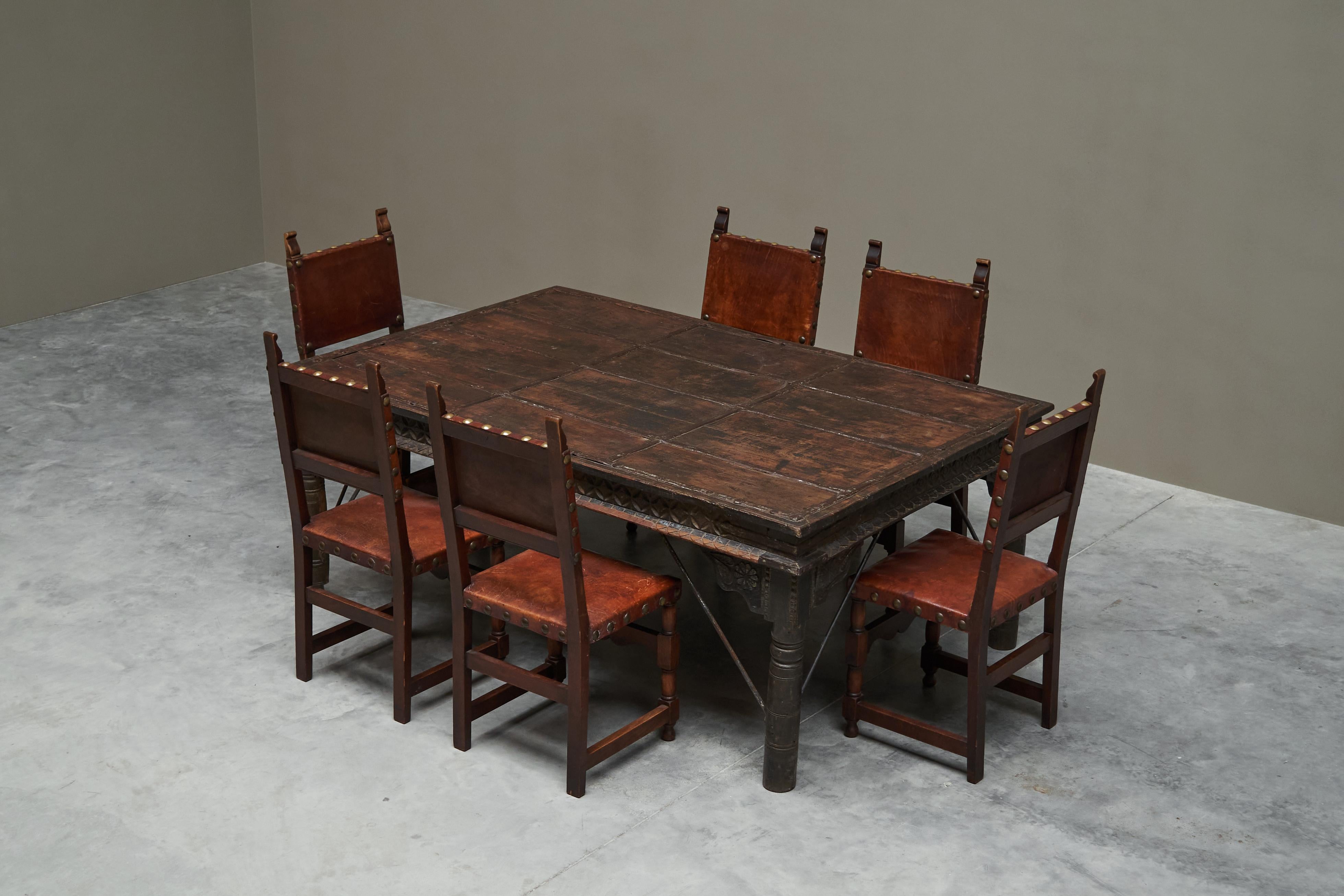 Ensemble de tables à manger anciennes Rajasthan à porte de cour avec 6 chaises espagnoles en vente 1