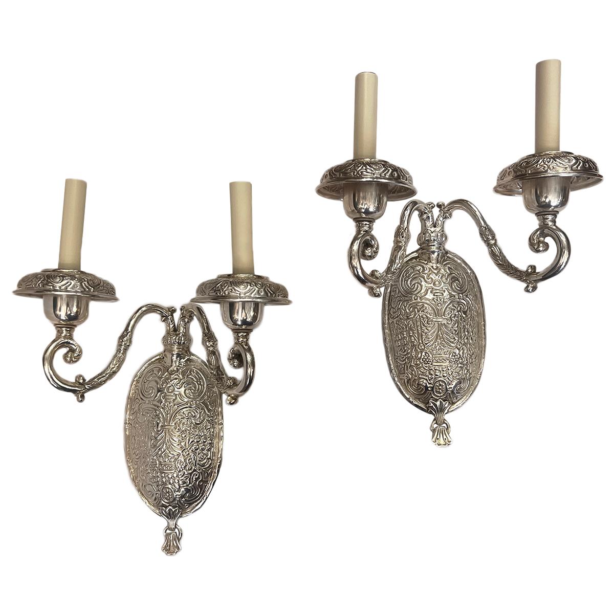Set di 4 appliques americane del 1920 placcate in argento con motivo arabesco sul corpo. Venduto al paio.

Misure:
Altezza 15,75