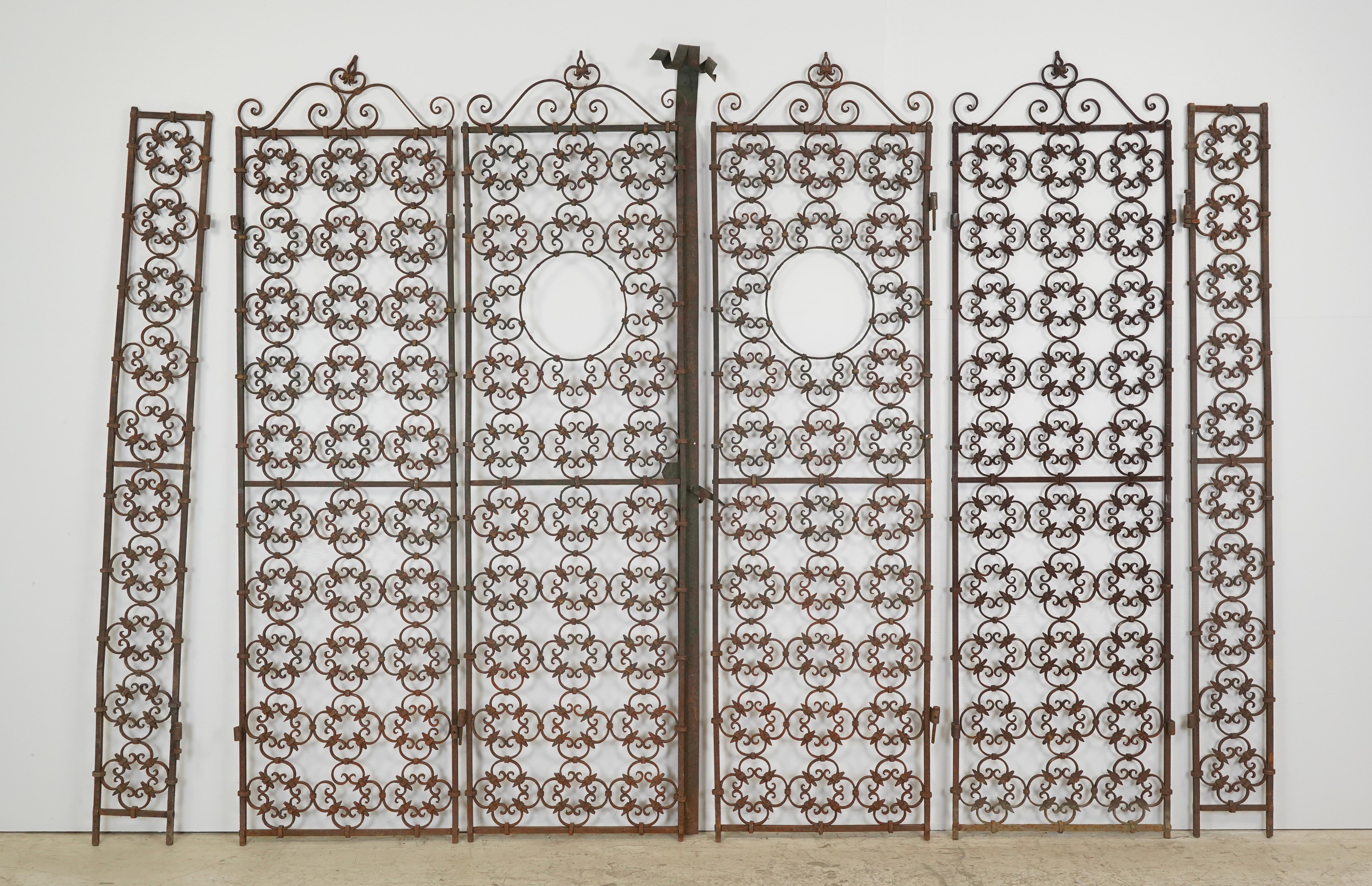 Juego de Puertas Bifurcadas Españolas Antiguas de Hierro Forjado en venta 8