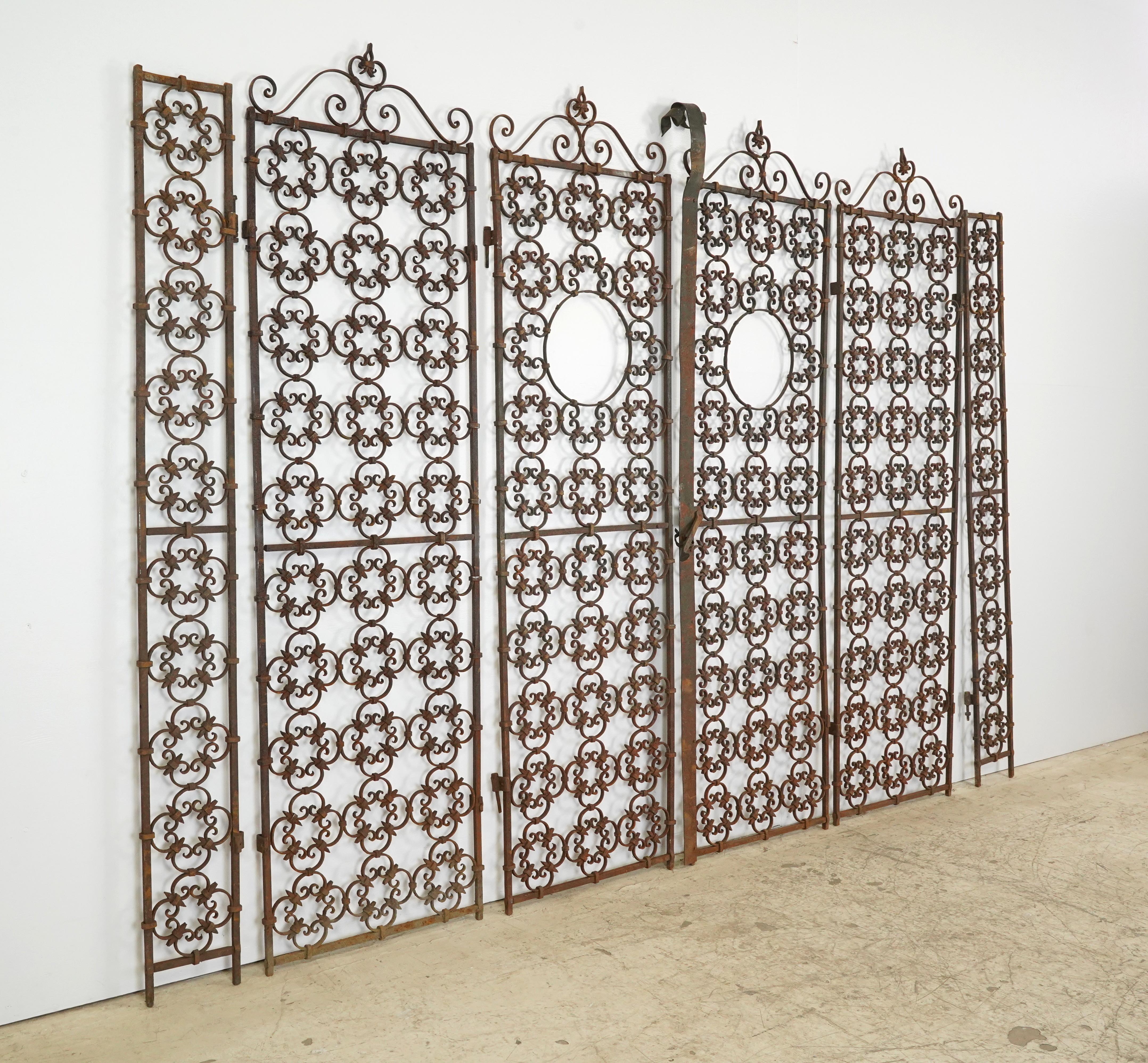Juego de Puertas Bifurcadas Españolas Antiguas de Hierro Forjado en venta 3