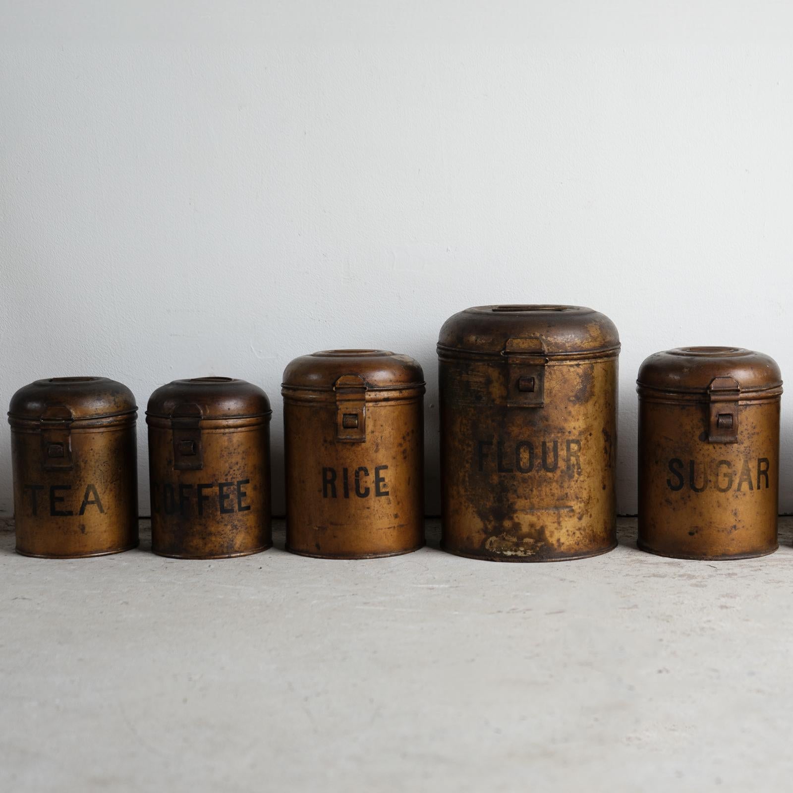 Satz antiker Geschirrkanister für die Küche auf Originalregal Anfang 20. im Angebot 2