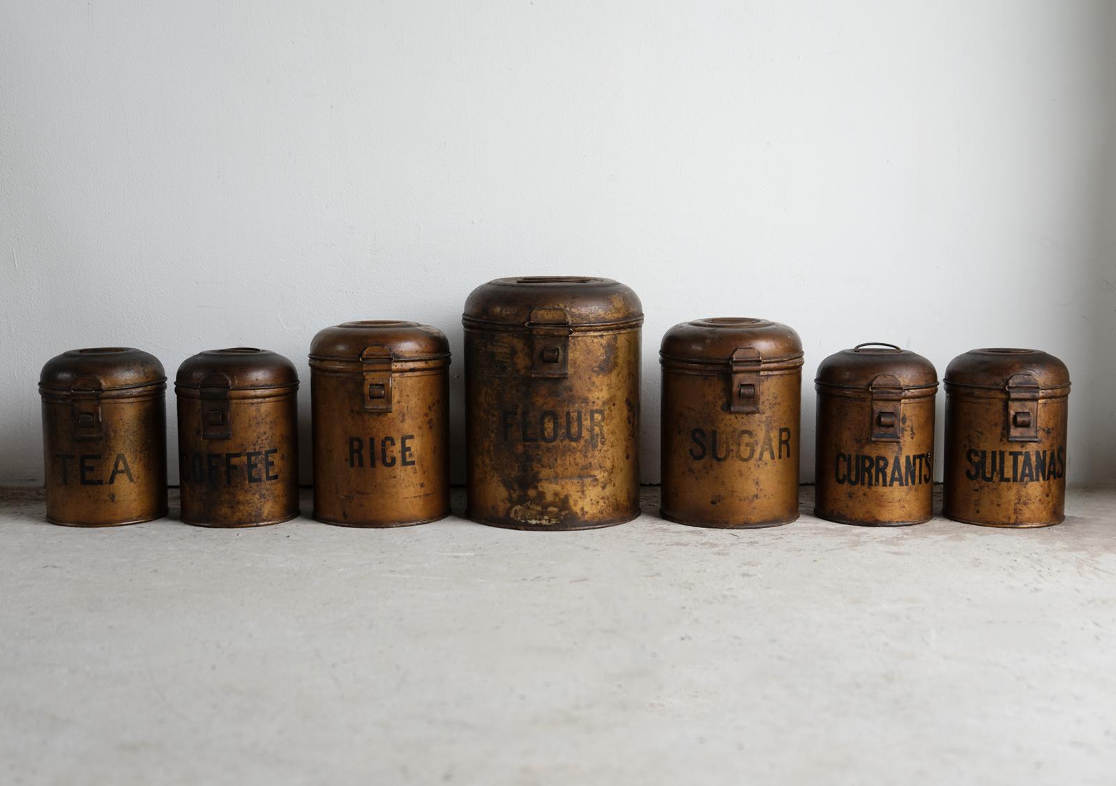 Satz antiker Geschirrkanister für die Küche auf Originalregal Anfang 20. im Angebot 3