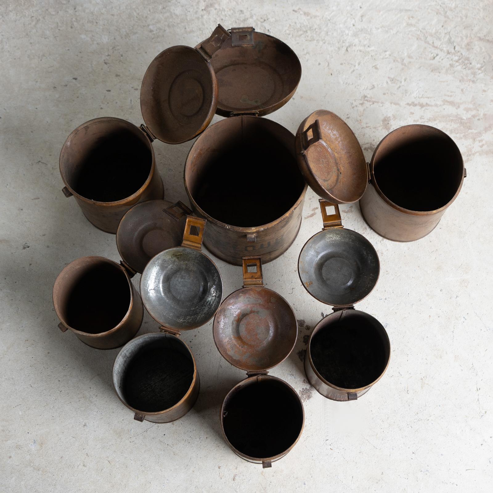 Satz antiker Geschirrkanister für die Küche auf Originalregal Anfang 20. im Angebot 7