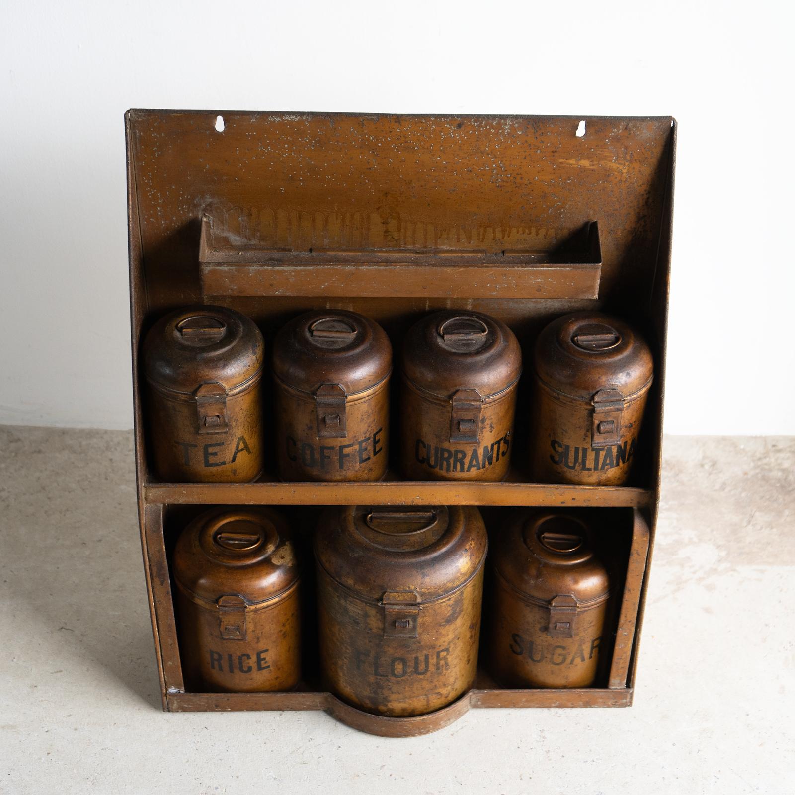 Satz antiker Geschirrkanister für die Küche auf Originalregal Anfang 20. (Handgefertigt) im Angebot