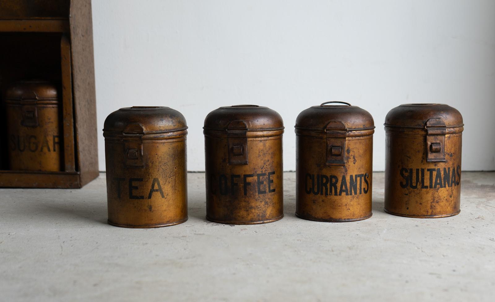 Satz antiker Geschirrkanister für die Küche auf Originalregal Anfang 20. (20. Jahrhundert) im Angebot