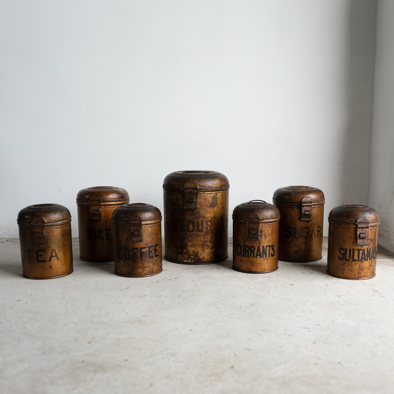 Satz antiker Geschirrkanister für die Küche auf Originalregal Anfang 20. (Metall) im Angebot