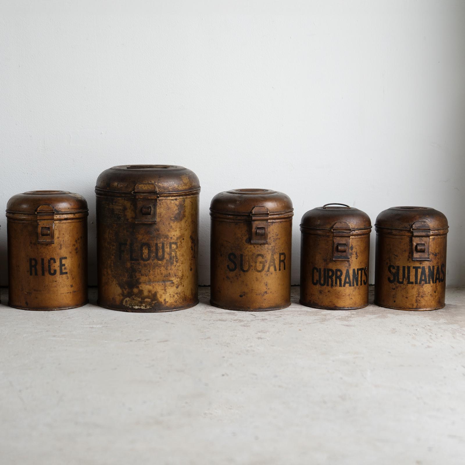 Satz antiker Geschirrkanister für die Küche auf Originalregal Anfang 20. im Angebot 1