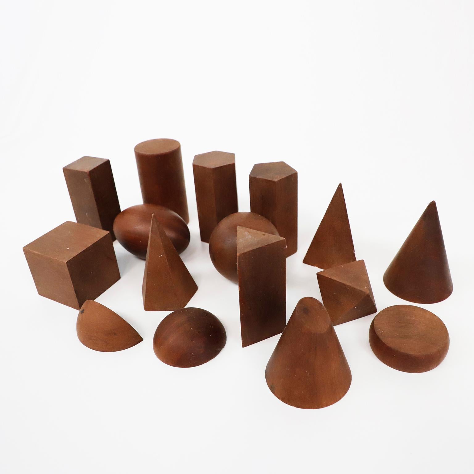 Ca. 1940. Wir bieten dieses Set mit 16 geometrischen Formen aus Holz im Vintage-Stil an. Diese Holzmodelle wurden für den Unterricht in fester Geometrie und Mathematik verwendet.