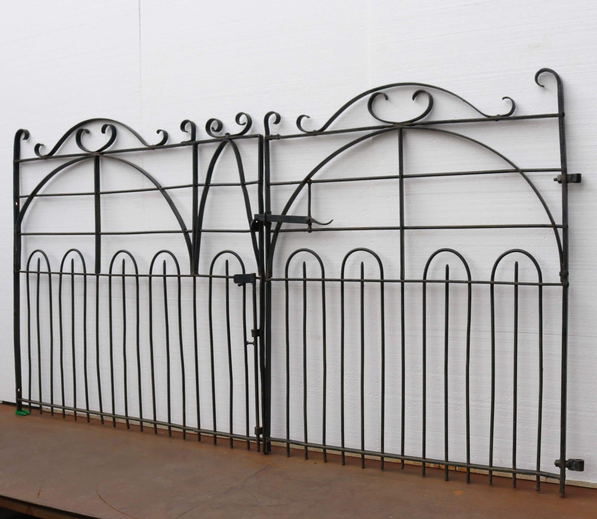English Set of Antique Wrought Iron Driveway Gates 291 cm (9’5”) For Sale