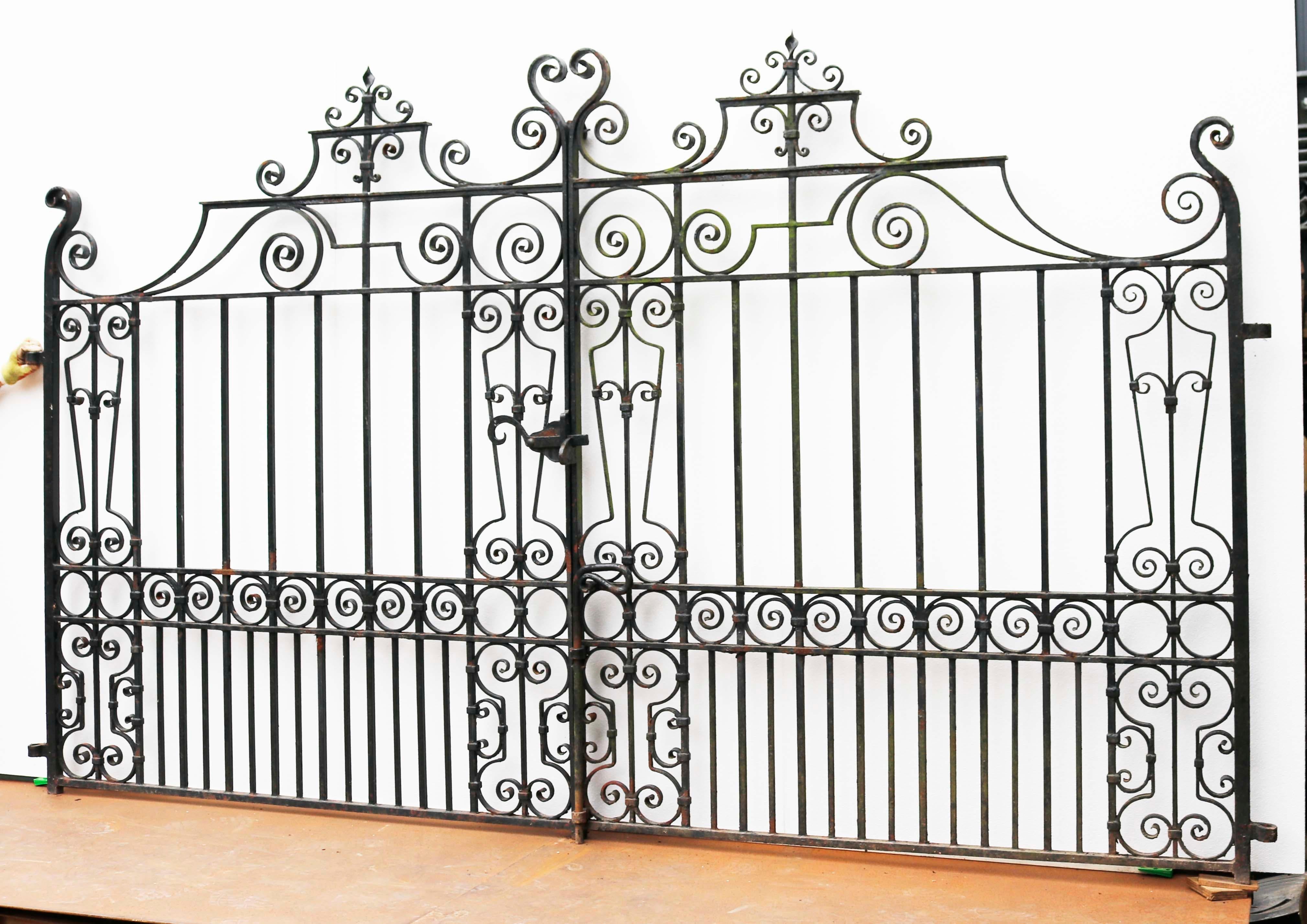 Set of Antique Wrought Iron Driveway Gates In Good Condition For Sale In Wormelow, Herefordshire