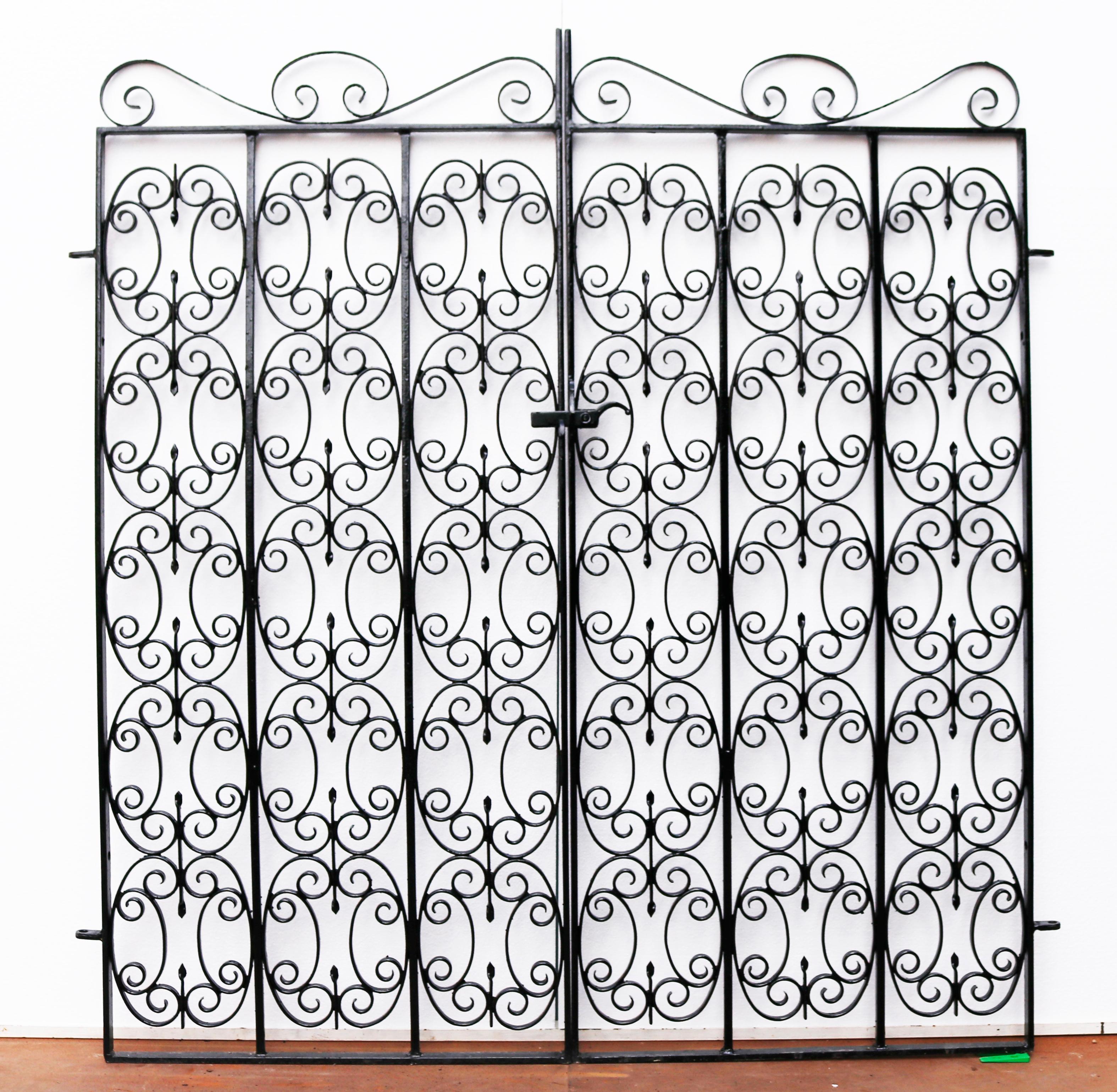 Set of Antique Wrought Iron Garden Gates In Good Condition In Wormelow, Herefordshire