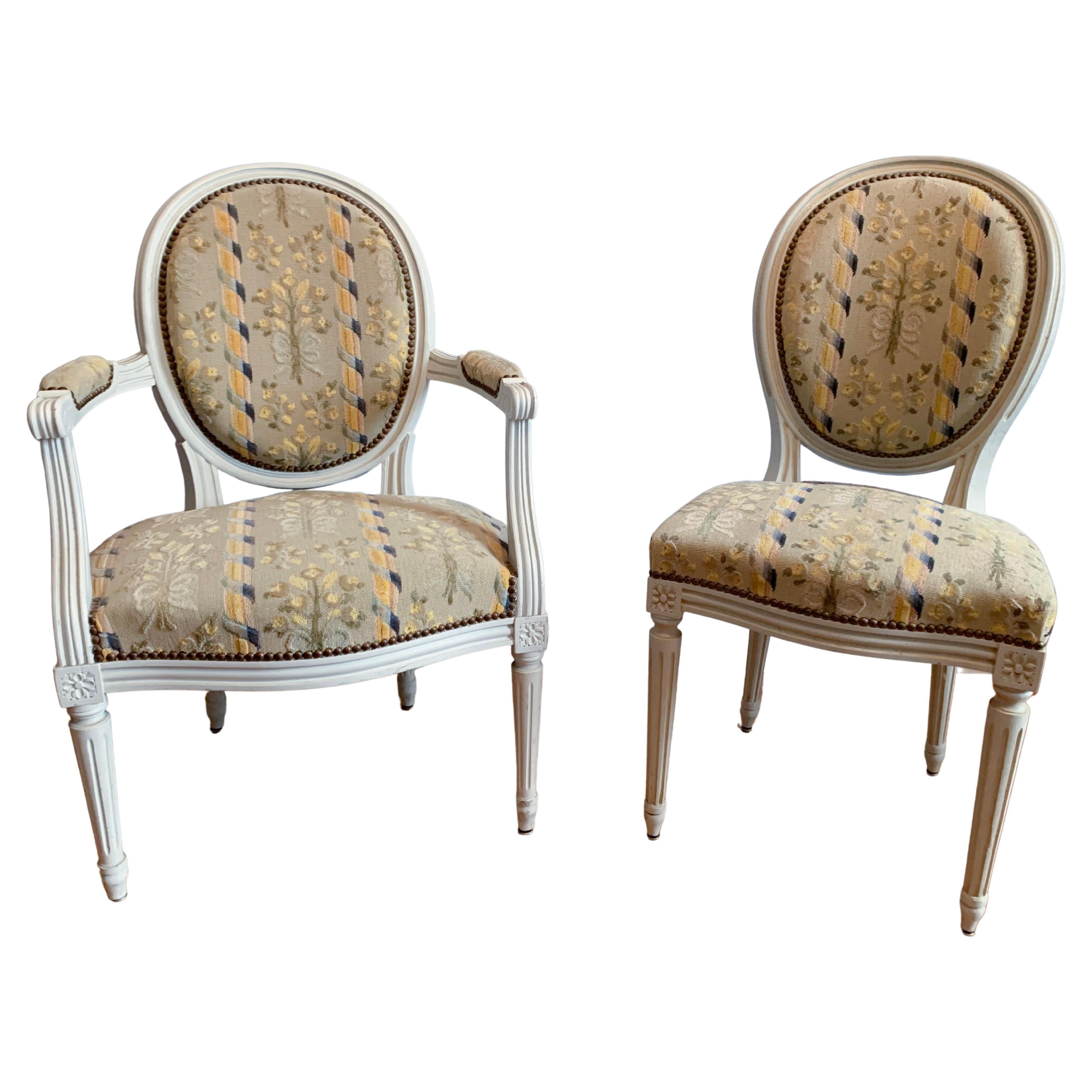 Ensemble de fauteuil Medaillon et sa chaise en bois laqué de style Louis XVI