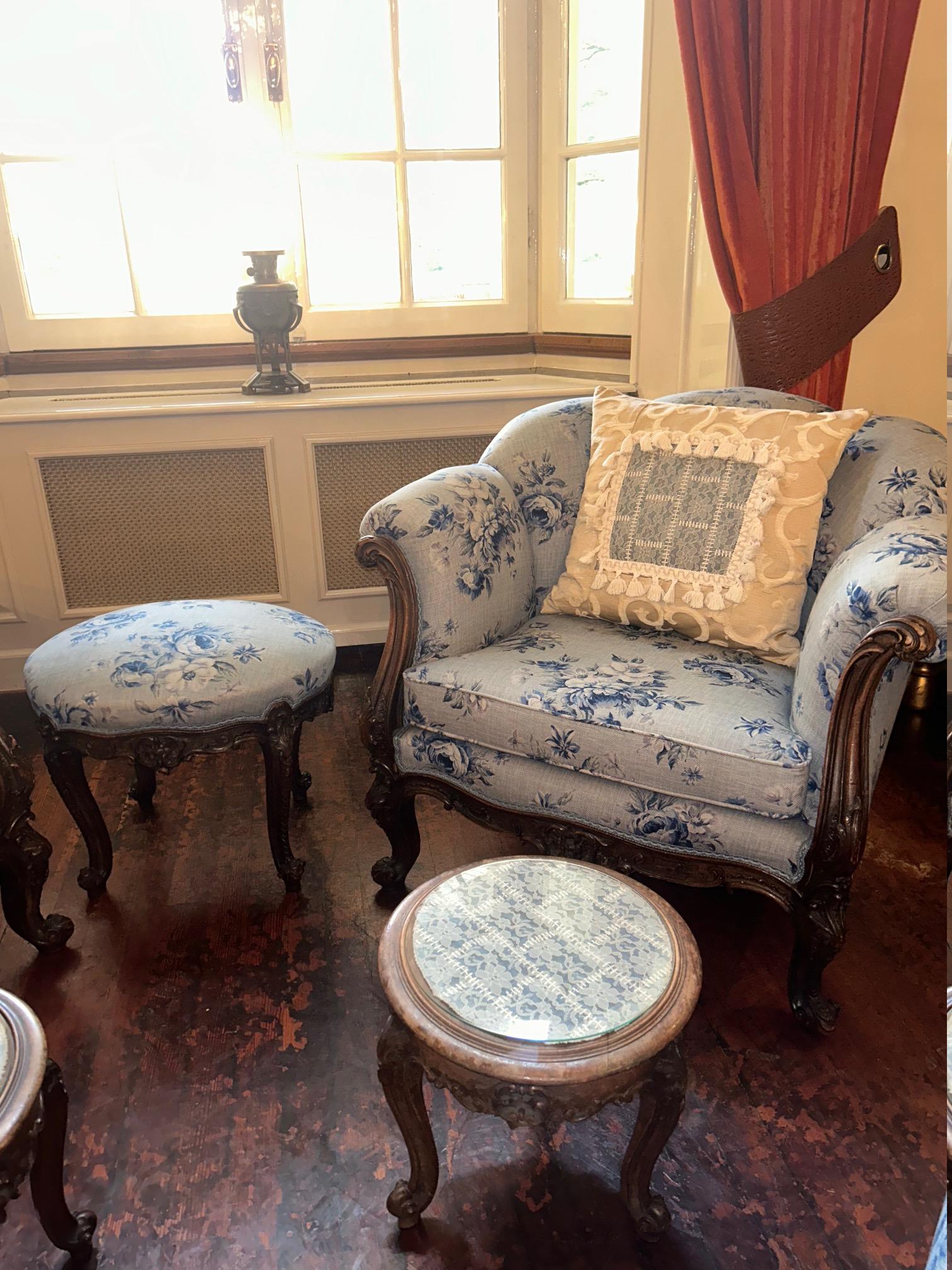 French set of armchairs with small tables For Sale