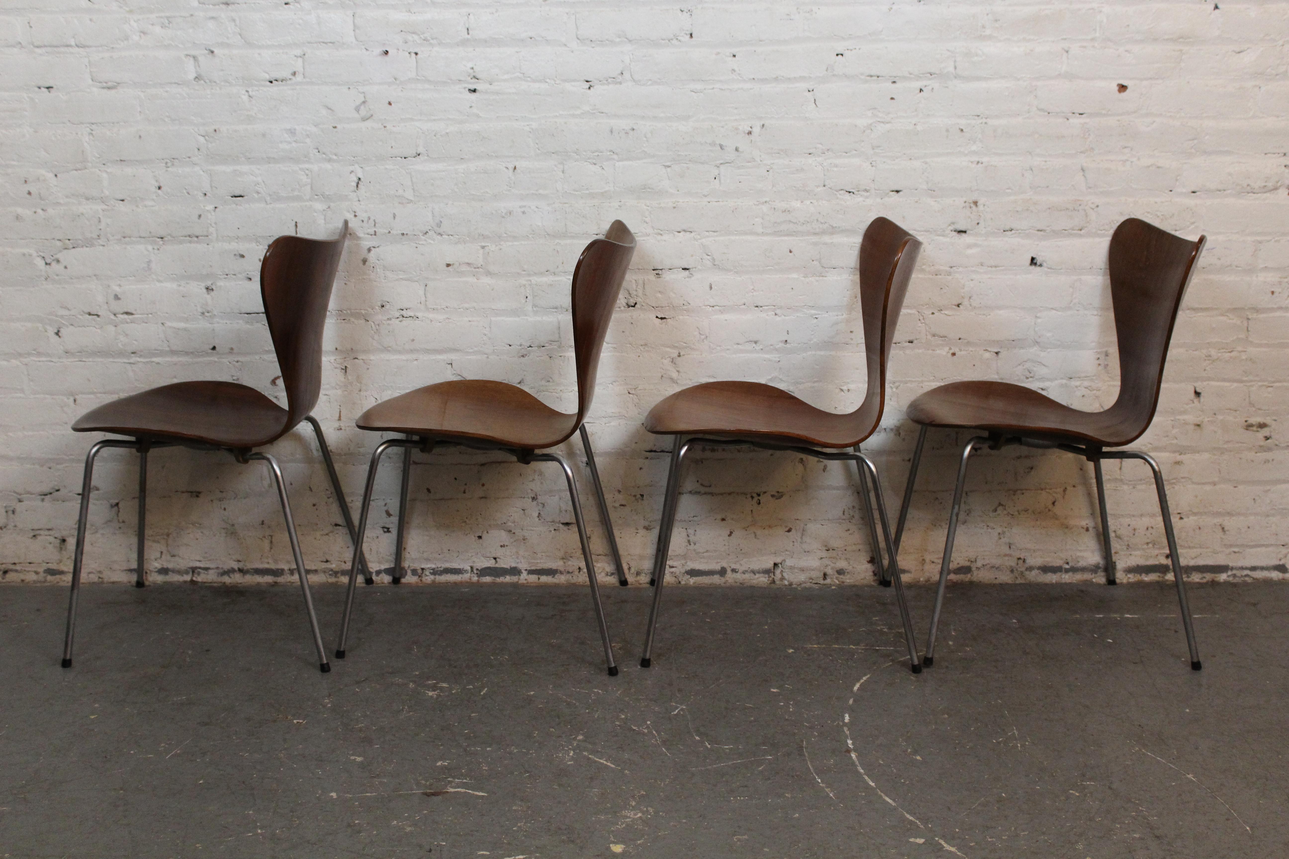 Mid-Century Modern Set of Arne Jacobsen Series 7 (3107) Chairs by Fritz Hansen c. 1950s