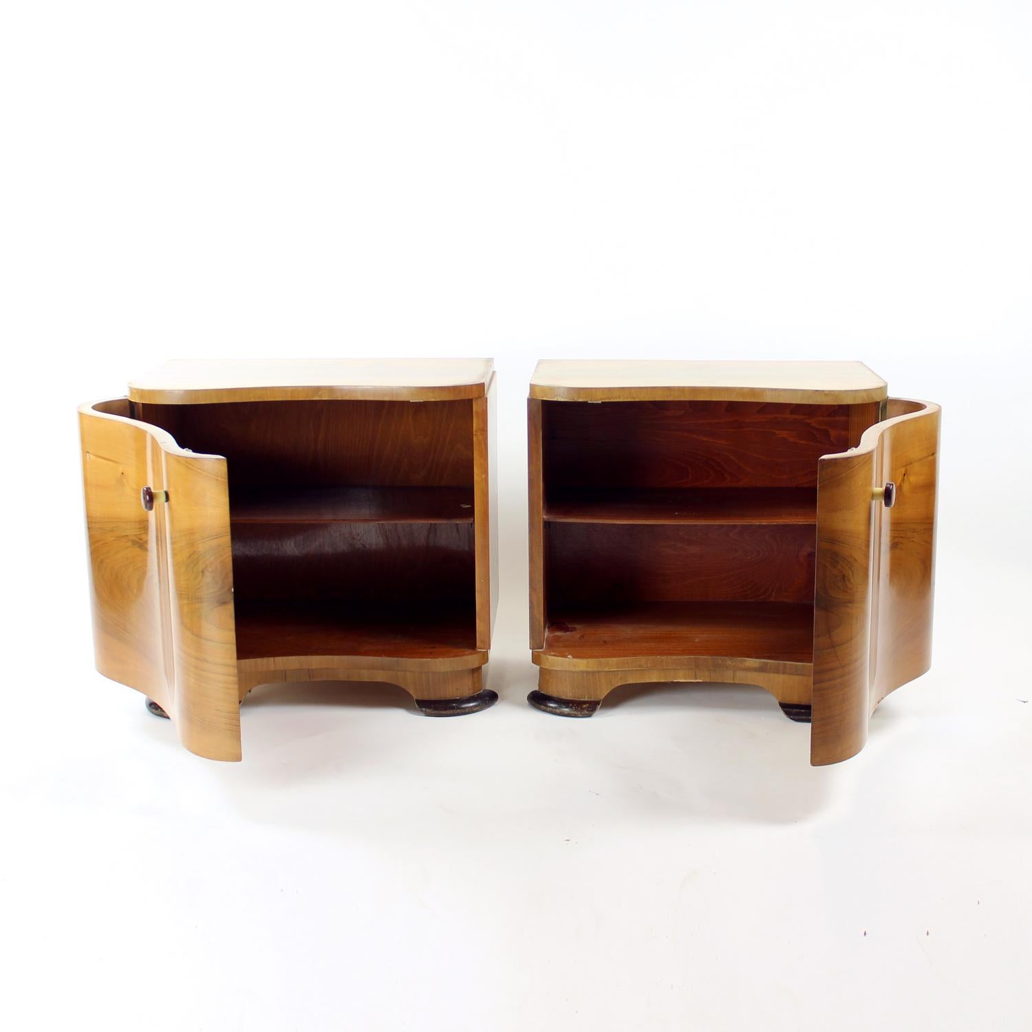 Set Of Art Deco Bedside Tables In Walnut, Czechoslovakia 1940s In Good Condition In Zohor, SK