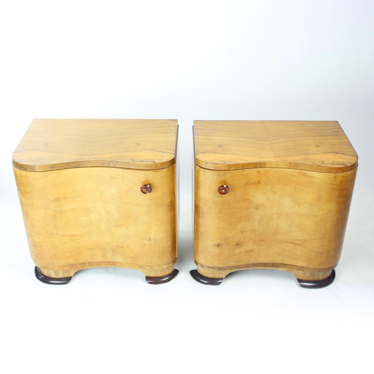 Set Of Art Deco Bedside Tables In Walnut, Czechoslovakia 1940s In Excellent Condition In Zohor, SK