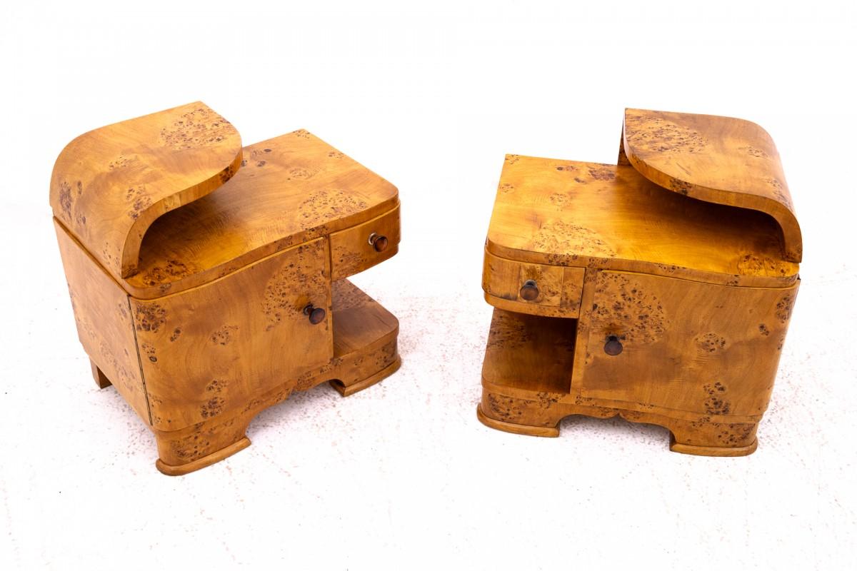 Tables de chevet Art déco, Pologne, années 1940/1950.

Très bon état, restauré par des professionnels. Le bois a été débarrassé des anciens revêtements et recouvert d'un vernis semi-mat durable.

Bois : loupe de bouleau

Dimensions : hauteur 52 cm,