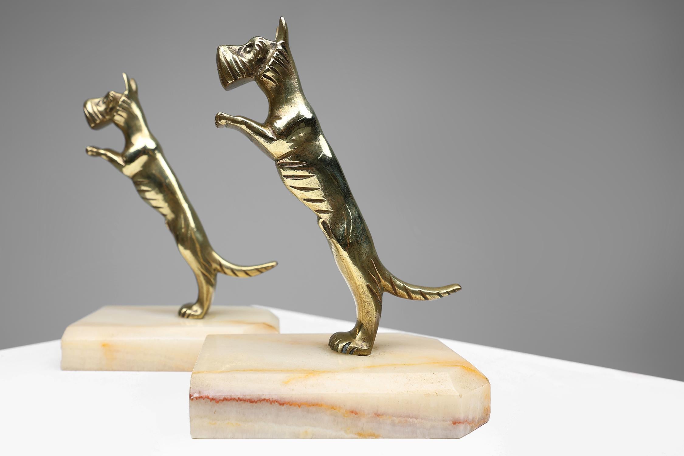 Set of Art Deco bookends in copper with marble base, France 1930s In Good Condition For Sale In Meulebeke, BE