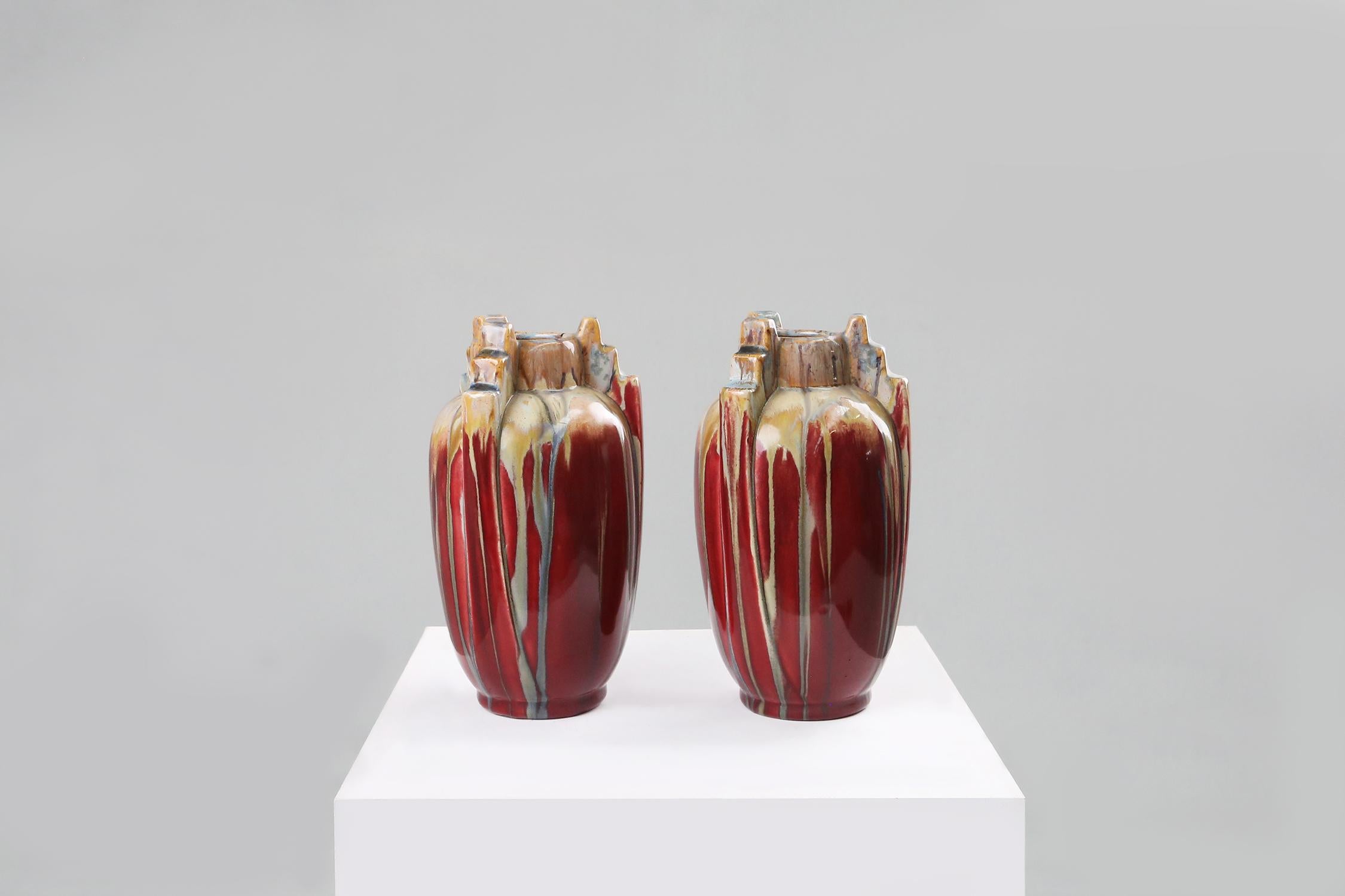 Ensemble de vases Art Déco en céramique avec de belles couleurs rouge, marron, jaune.
Il possède les magnifiques détails géométriques qui représentent vraiment la période Art déco des années 1930.