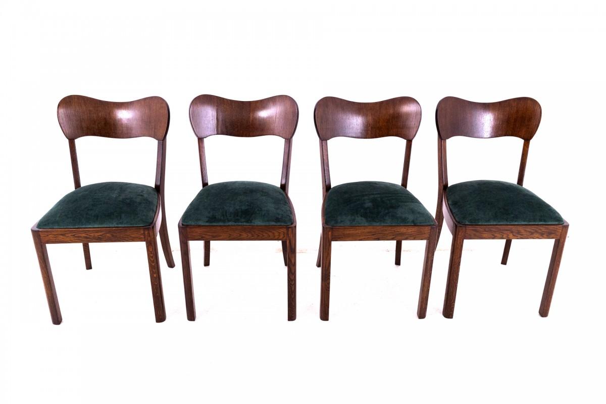 Satz Art-Déco-Stühle, Polen, 1930er Jahre.

Sehr guter Zustand, professionell restauriert und neu gepolstert.

Holz: Eiche

Maße: Höhe: 82 cm, Sitzhöhe: 48 cm, Breite: 47 cm, Tiefe: 47 cm
