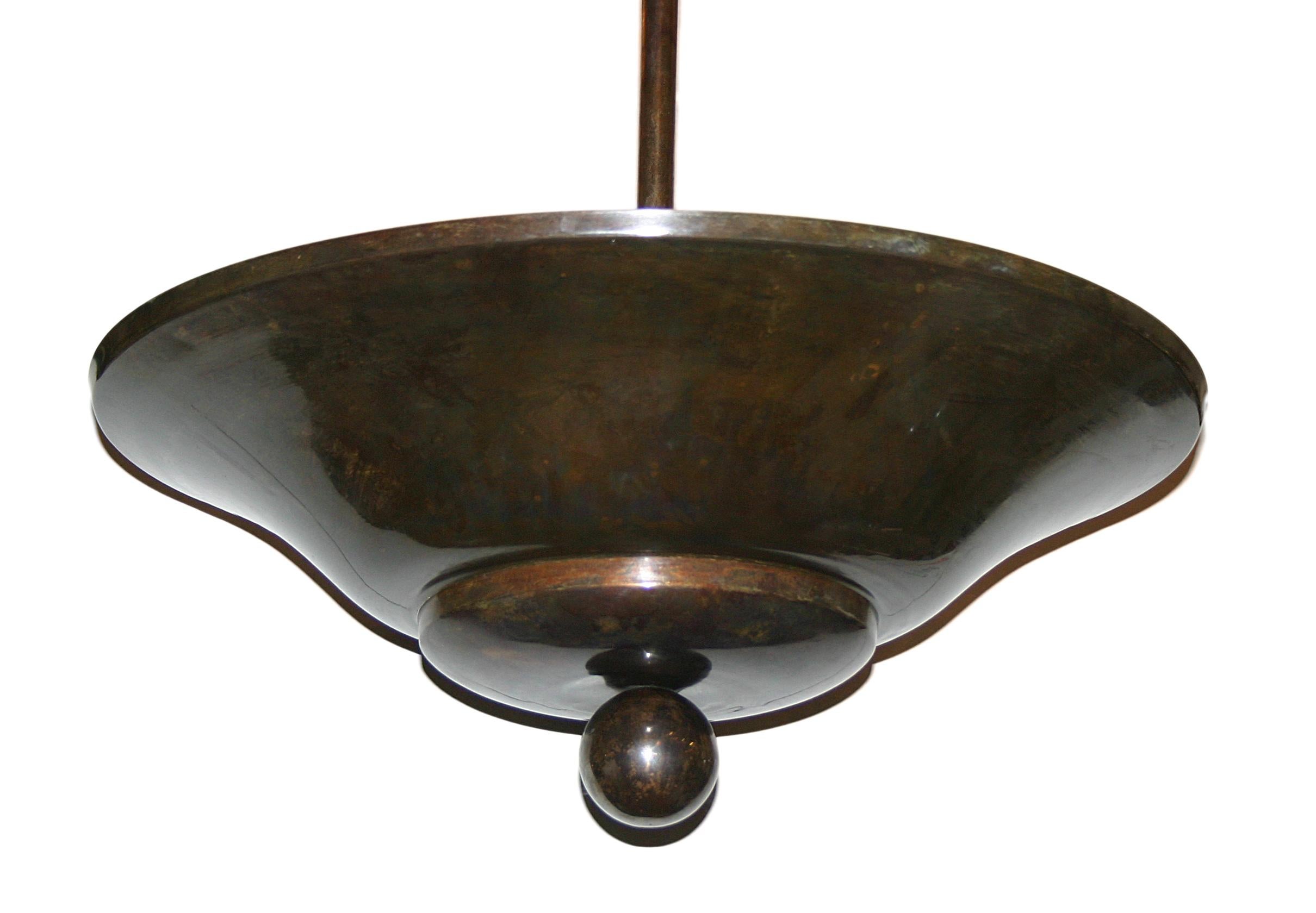 Un set di sette lampade italiane in bronzo patinato degli anni '50 con 8 luci interne a candelabro, appese a uno stelo che può essere accorciato. Venduto singolarmente.

Misure:
Diametro: 19