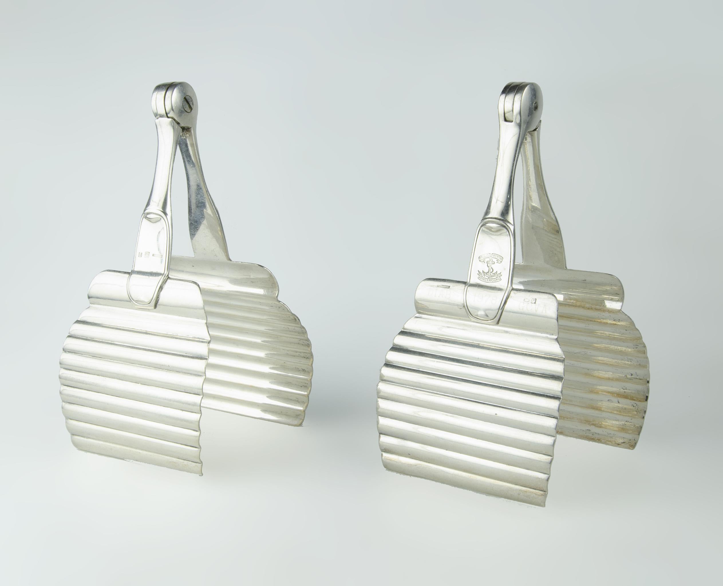 Set di pinze per asparagi articolate in metallo argentato Art Déco dei primi anni '20 di Christofle, Francia, già parte del servizio della Marina argentina

A cura di: Christofle
Materiale: metallo, piastra d'argento
Tecnica: fusione, stampo,