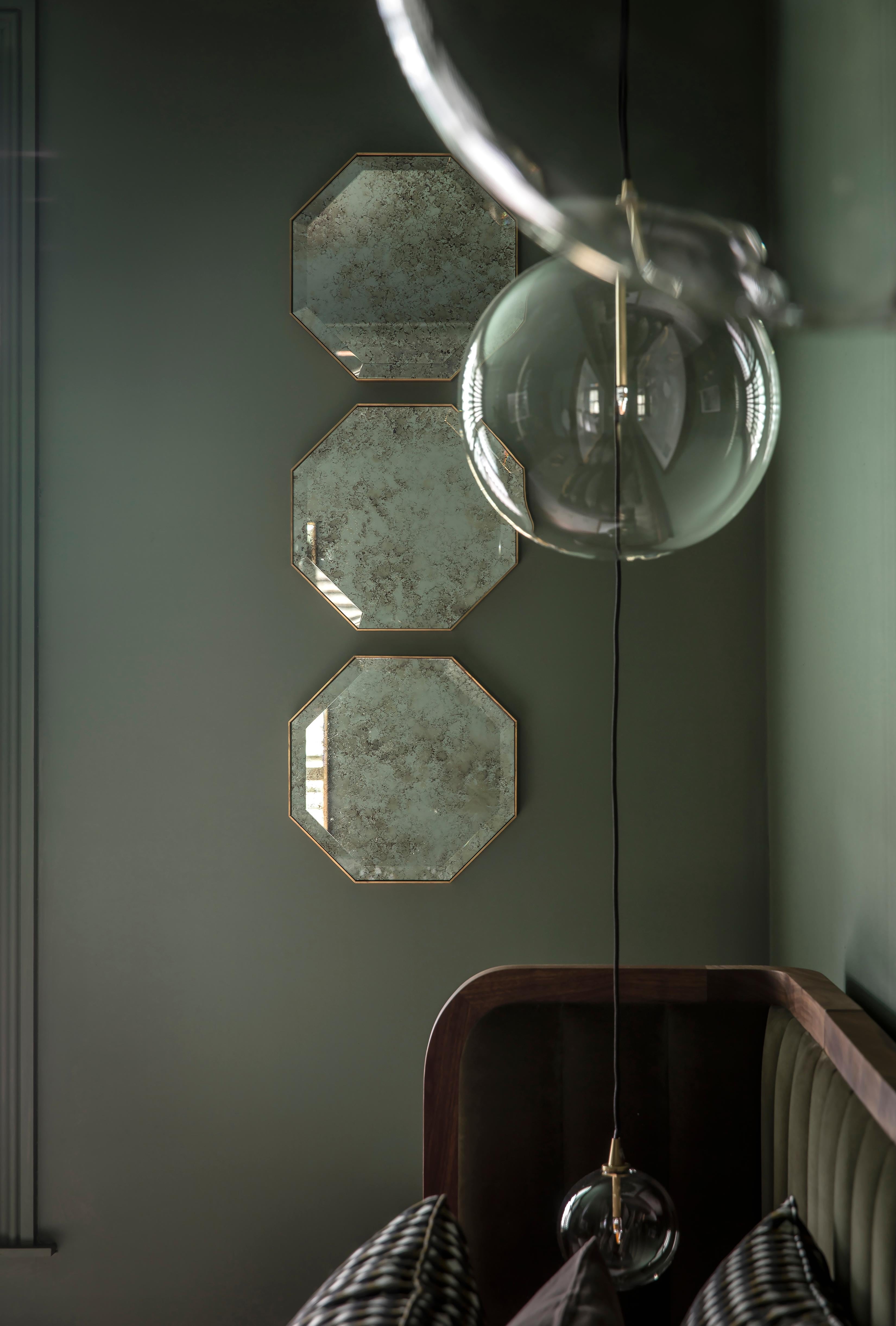 Les miroirs sont parfois surestimés et manquent de design et de personnalité. Eros défie ces idées avec un miroir de style antique et un cadre Art Déco délicat et biseauté, disponible en laiton massif ainsi qu'en acier thermolaqué. Conçu pour être