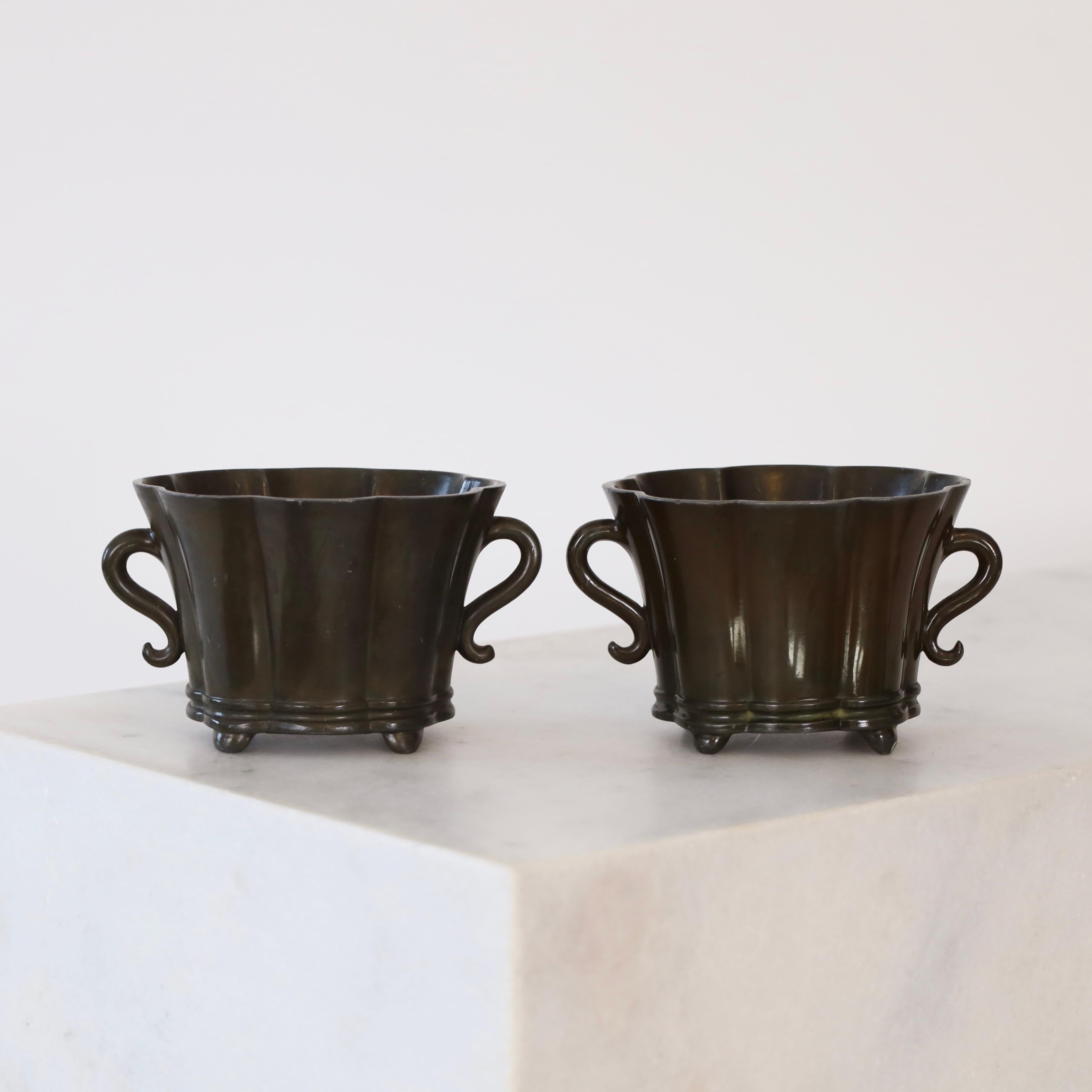 Set di vasi realizzati da Just Andersen negli anni Venti. Un bel set per un posto bellissimo. 

* Un set (2) di vasi in metallo curvo con anse
* Designer: Just Andersen
* Model No: D19
* Anno: 1918-1926
* Condizioni: Buone condizioni vintage.