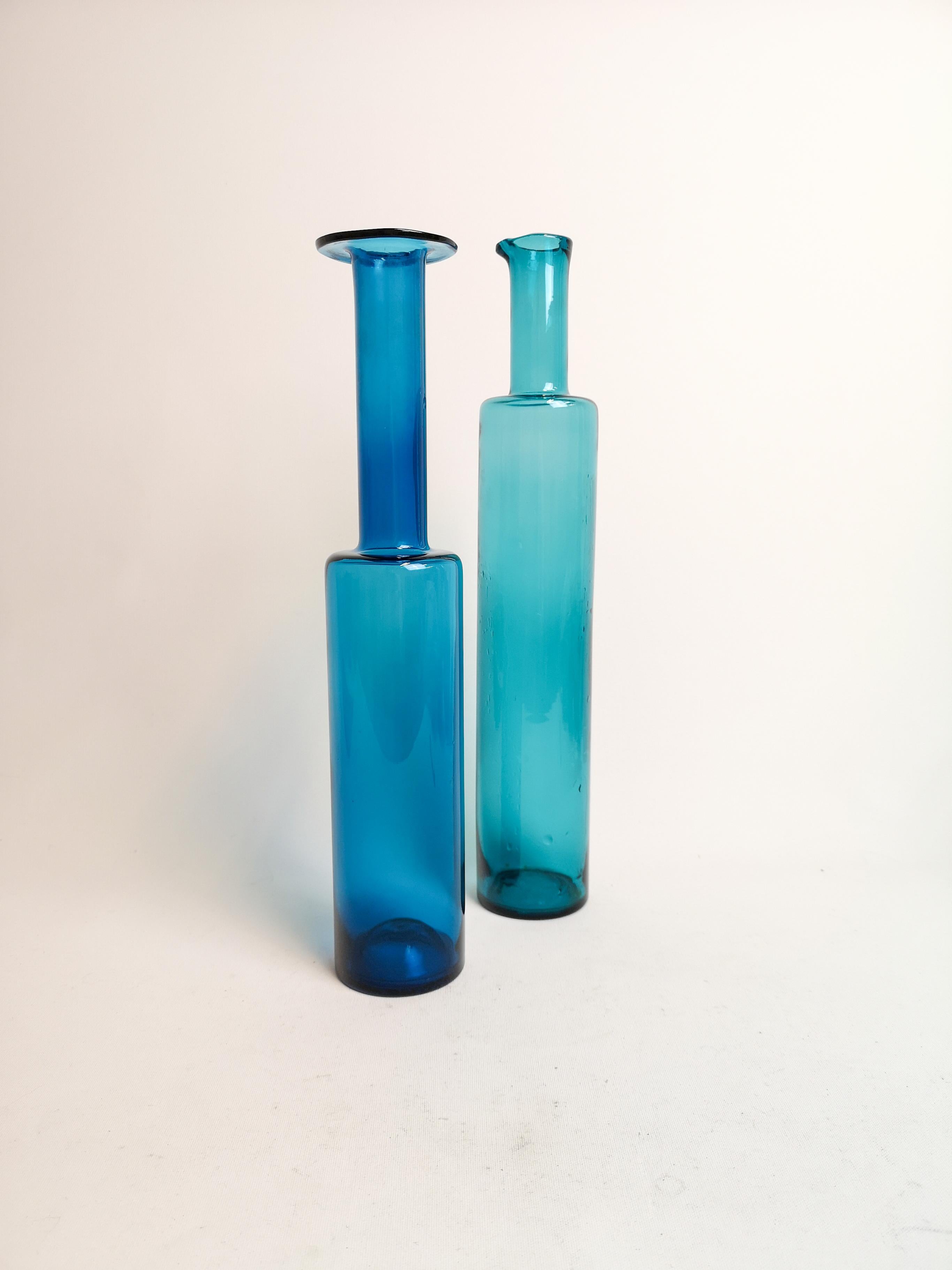 This set of 2 art glass bottles are handmade at Riihimäen Lasi Finland and designed by Nanny Still.

Good condition

Measures H 33 cm.
 