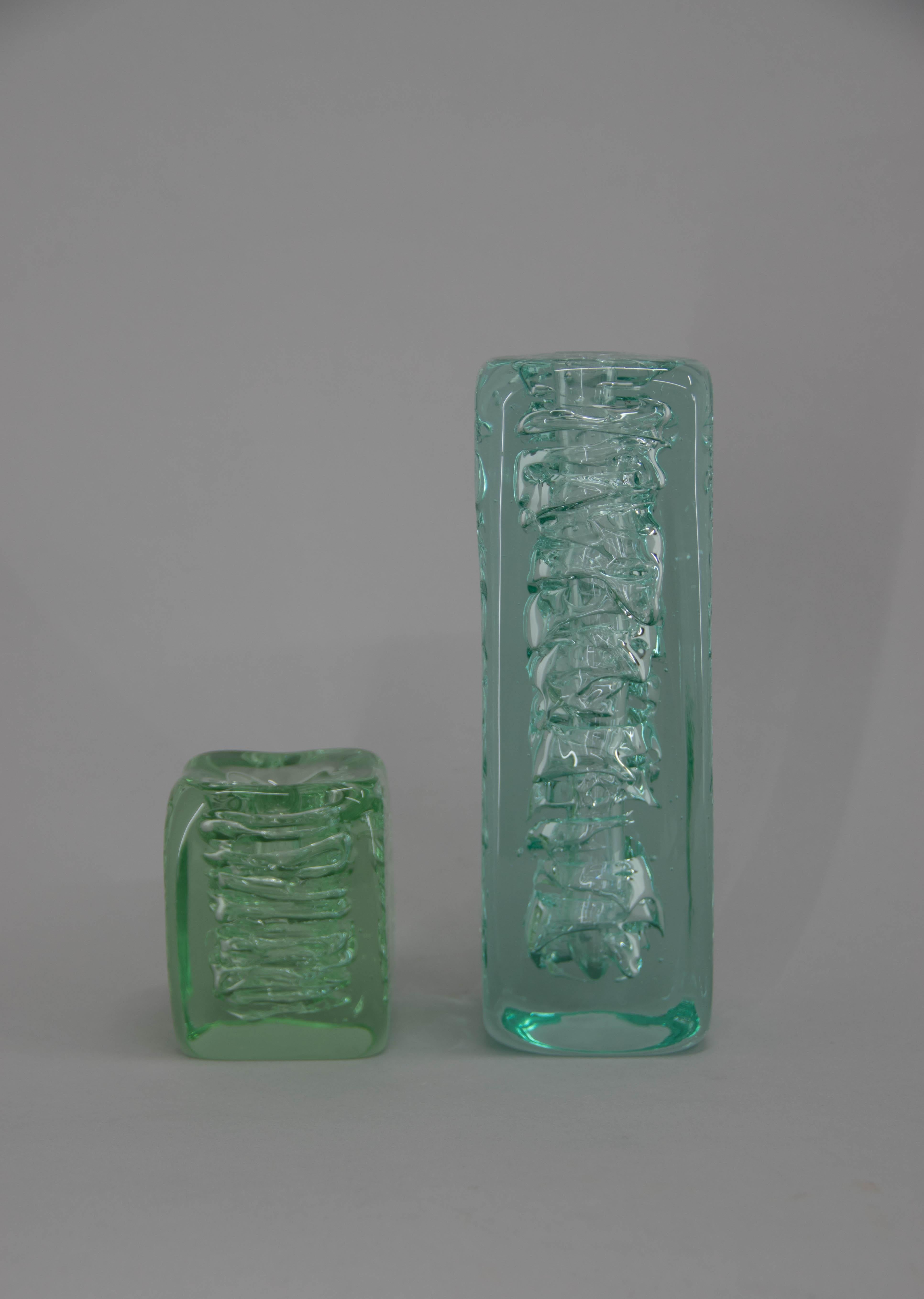 Vases en verre d'art attribués à Frantisek Vizner pour Skrdlovice, Tchécoslovaquie, vers 1970. 
Dimensions du plus petit vase :
H : 10cm, L : 8cm, P : 8cm.
Les deux articles sont en parfait état.