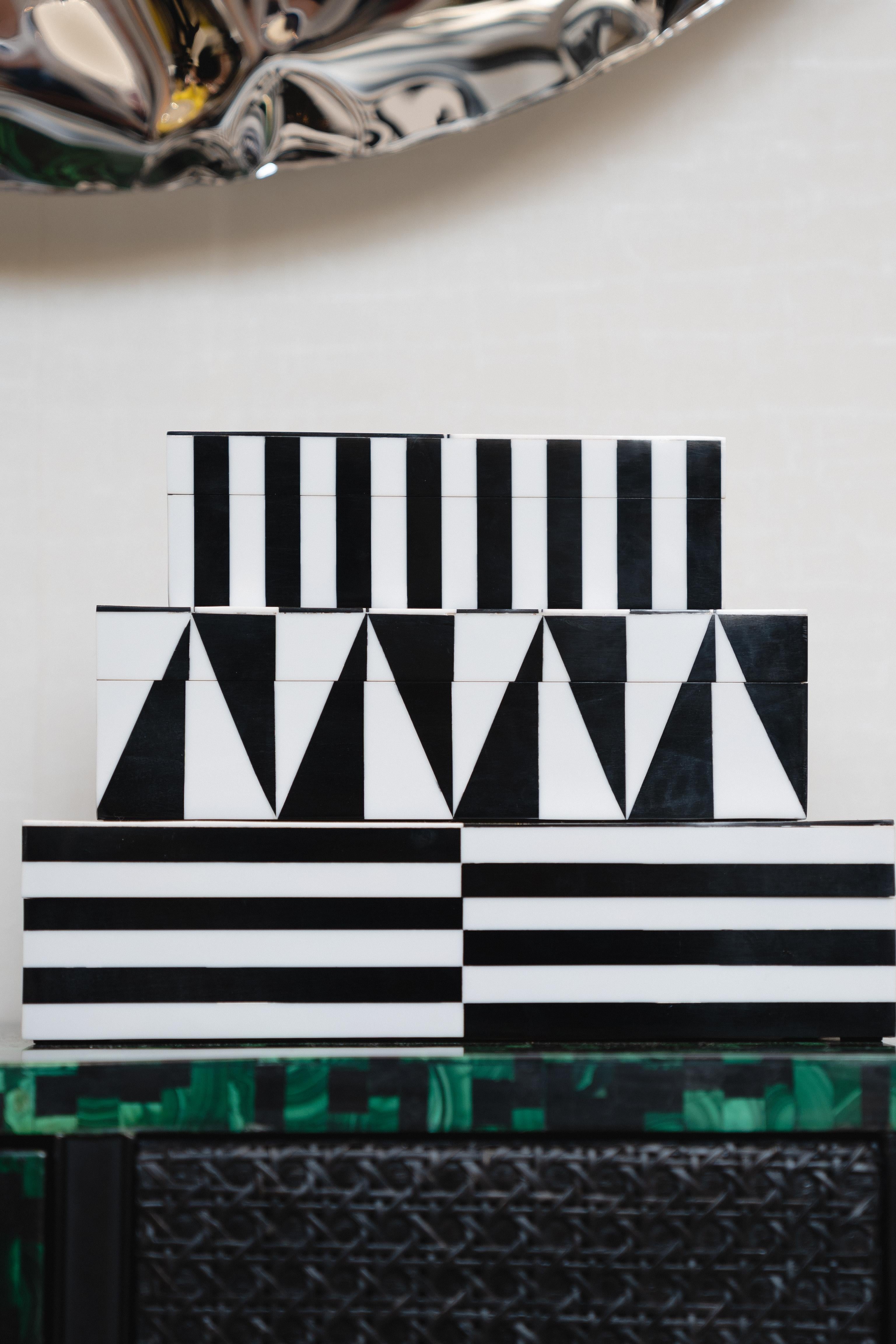 Te presentamos nuestras fascinantes cajas de laca Op Art, en las que los patrones intrincados se unen a un diseño alucinante. Cada caja está meticulosamente acabada a mano para lucir un aspecto glamuroso y brillante con un lacado de alto contraste,