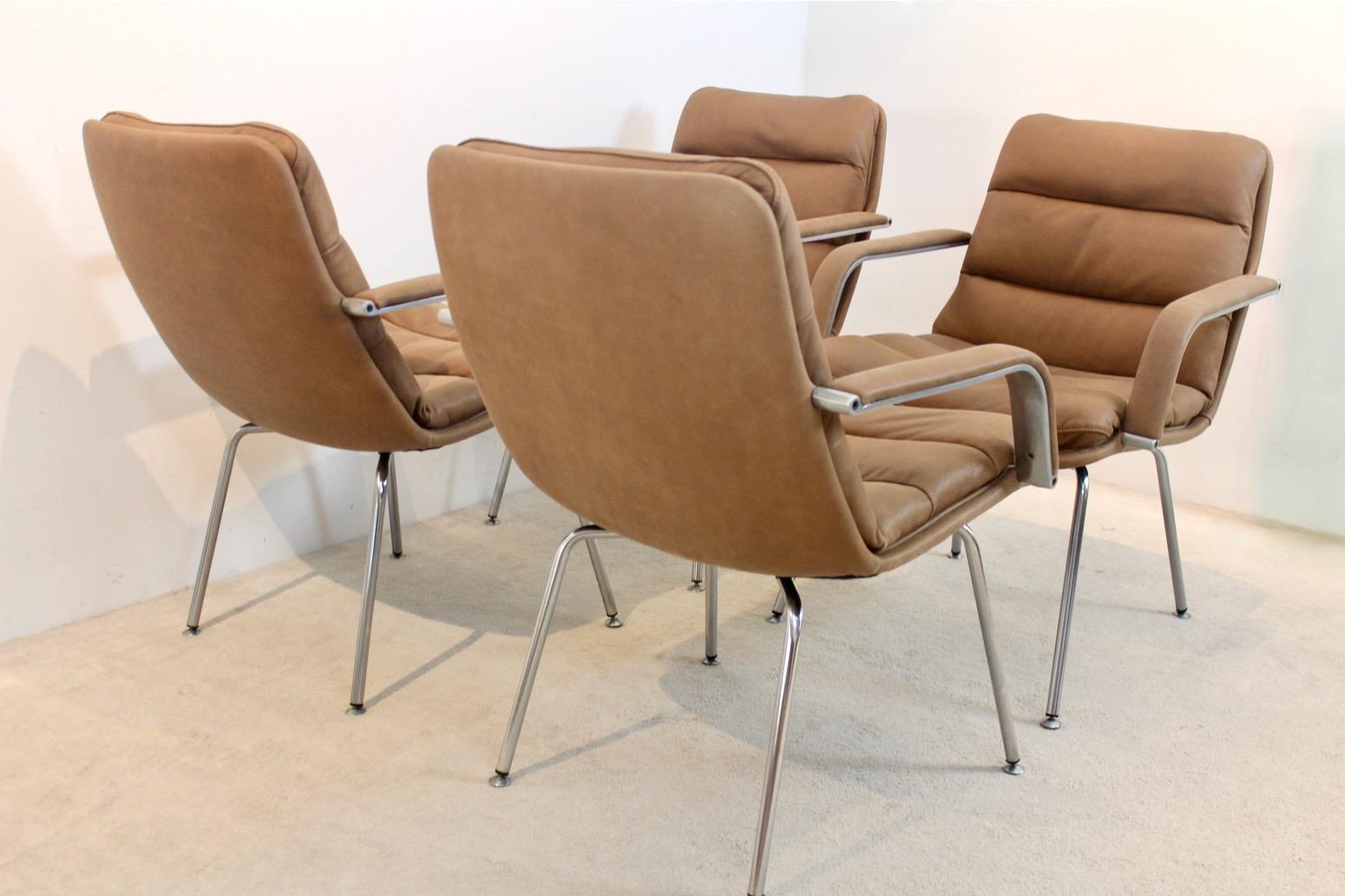 20ième siècle Ensemble de chaises de direction Artifort Channel de Geoffrey Harcourt en vente