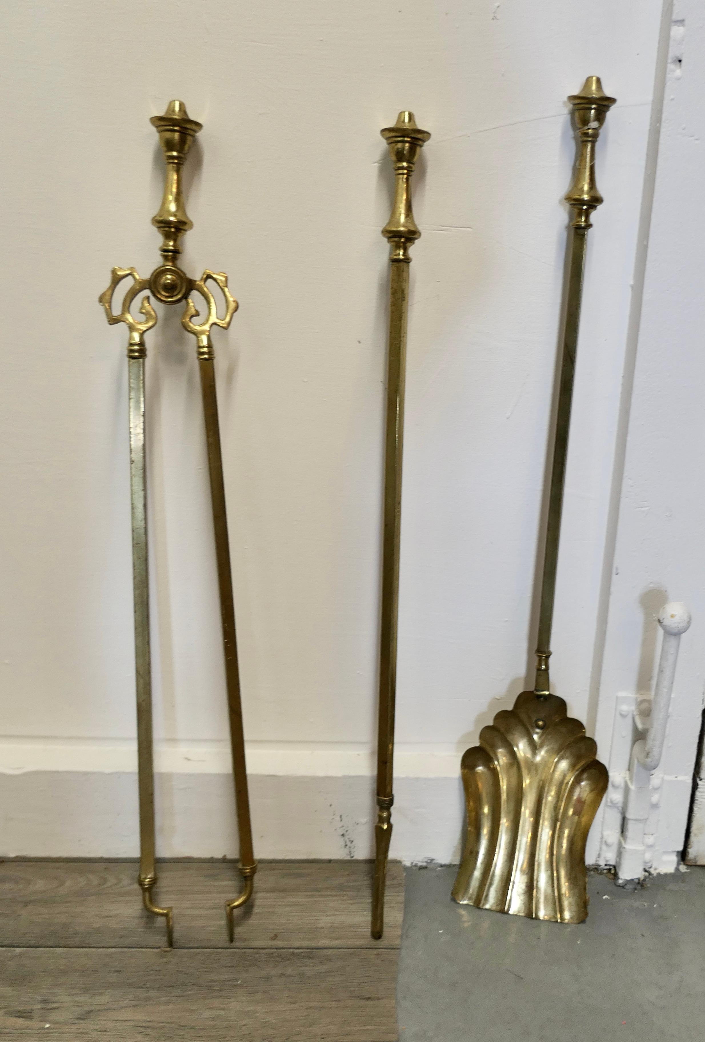 Set of Arts & Crafts brass fireside tools.

A great set, long brass tongs, poker and shovel, made in brass and in good used condition.
The tools are 26” long.
CC229
 