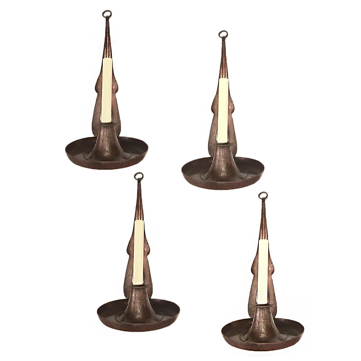 Set of six circa 1920s American Arts & Crafts style hammered copper sconces with single light with original patina. Sold in pairs.

Measurements:
Height 17