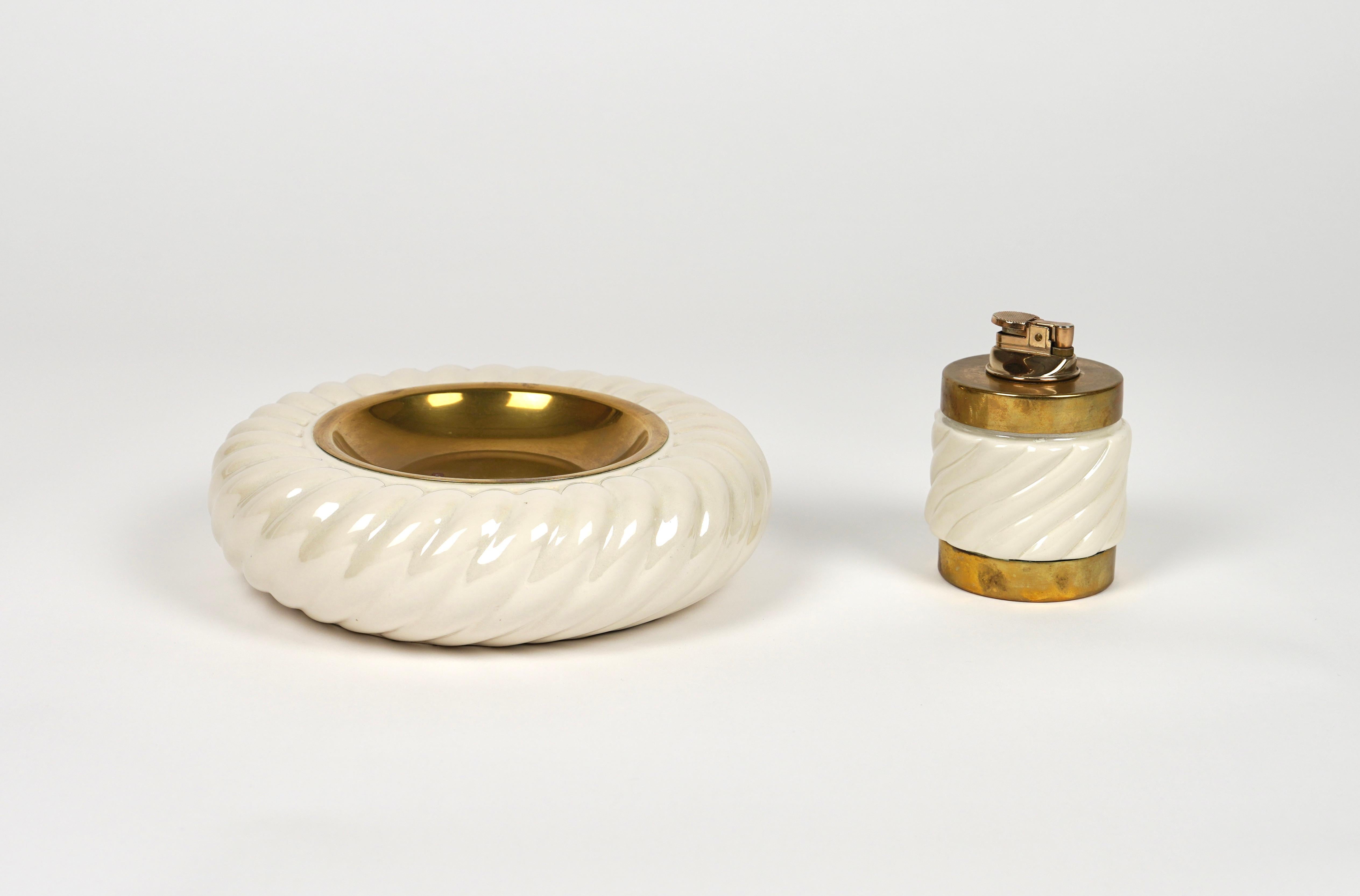 Set von Aschenbechern und Leuchtern aus Keramik und Messing von Tommaso Barbi, Italien 1970er Jahre (Moderne der Mitte des Jahrhunderts) im Angebot