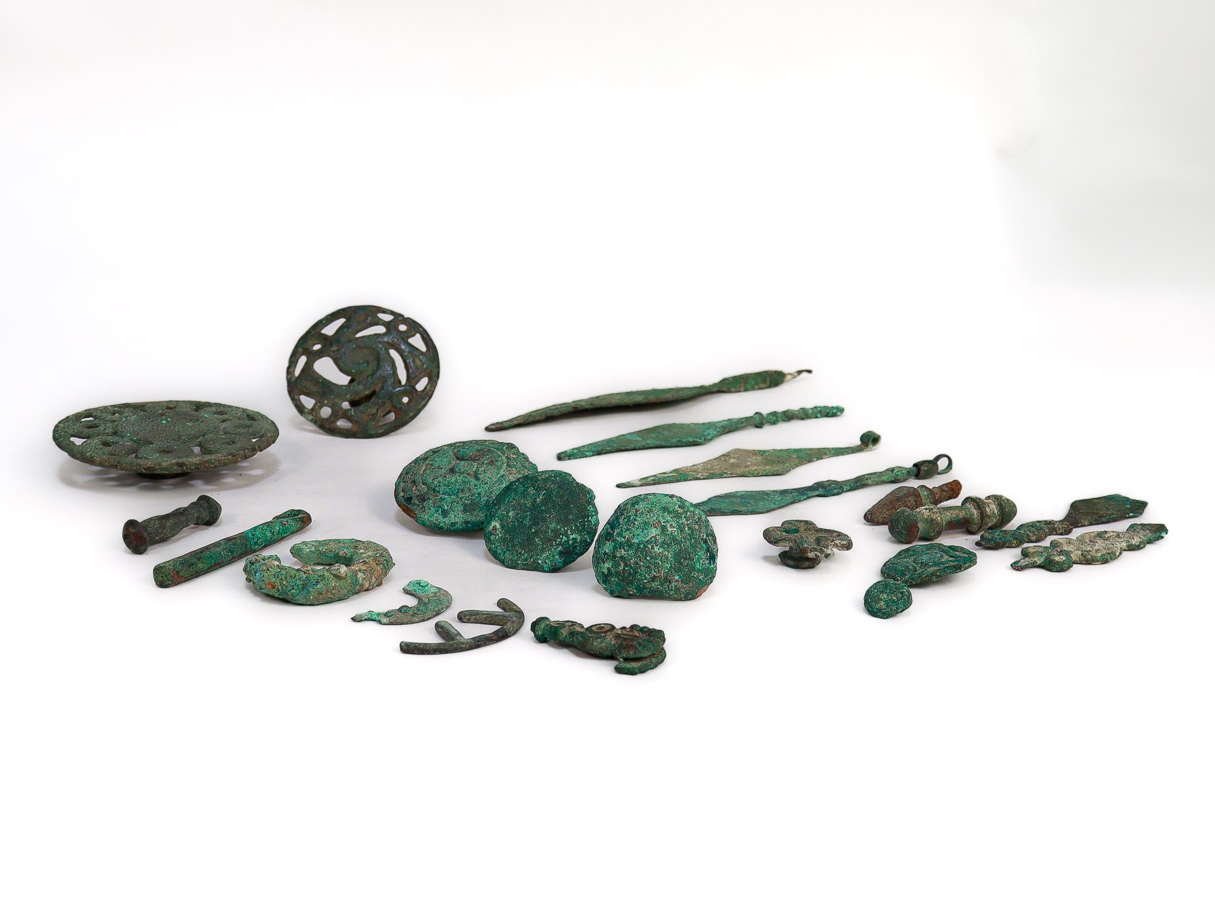 A fine set of assorted ancient tools

Likely Gandharan in origin.

In verdigris covered bronze. 

Comprising 2 scalpels, 2 razors, 2 razor handles with broken blades, 7 wax seals of various sizes, a crescent shaped artifact,  and 8 unidentified