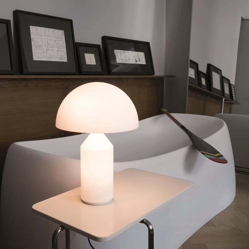Verre opalin Ensemble de lampes de bureau en verre « Atollo » conçues par Vico Magistretti pour Oluce en vente