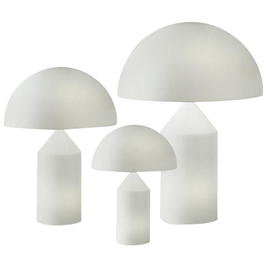 Ensemble de grandes, moyennes et petites lampes de bureau en verre « Atollo » conçues par Magistretti