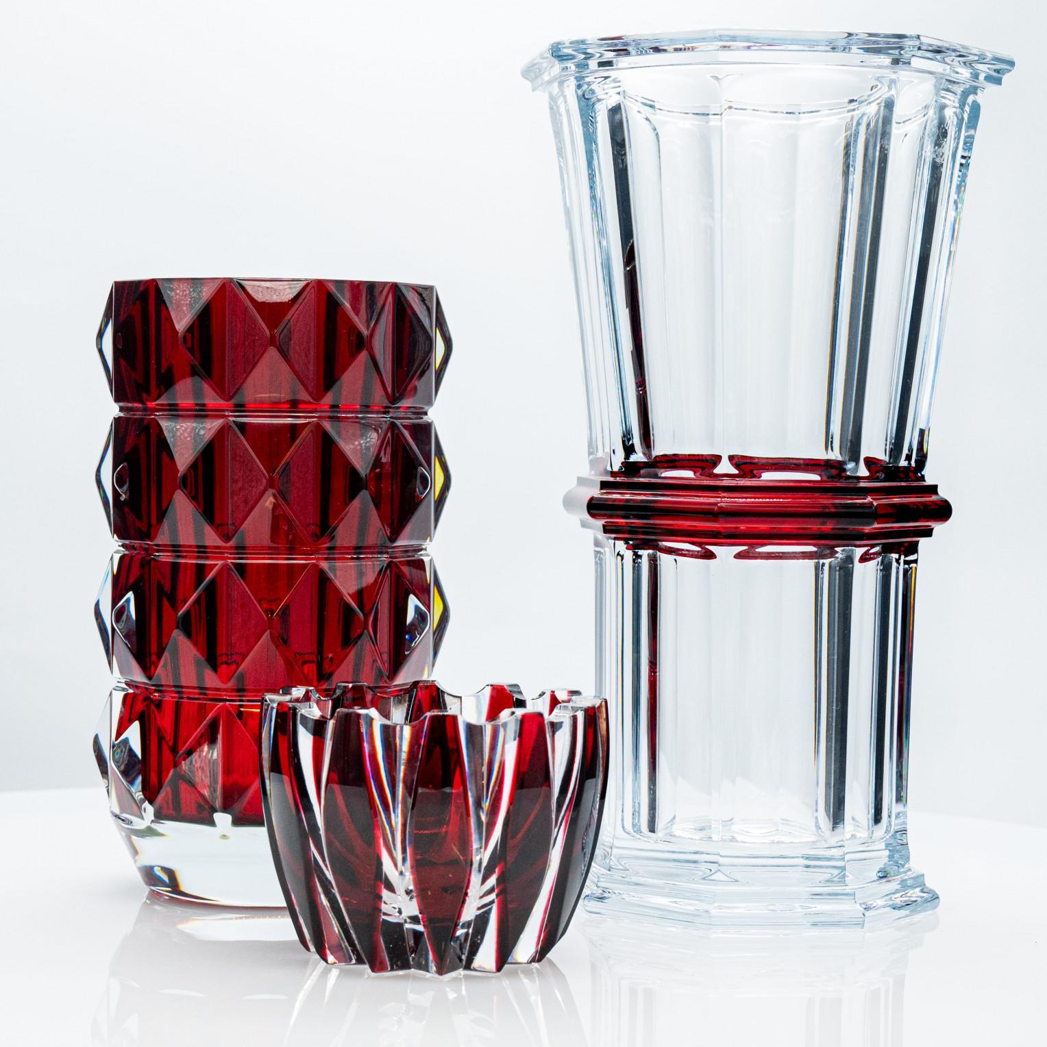 Die ikonischen Vasen von Baccarat und Sèvres, die seit 170 Jahren die Wirkung des gebrochenen Lichts verherrlichen, sind in der ganzen Welt bekannt.

Ein kristallklares, tiefrotes Meisterwerk von außergewöhnlichen Proportionen, in dem sich das
